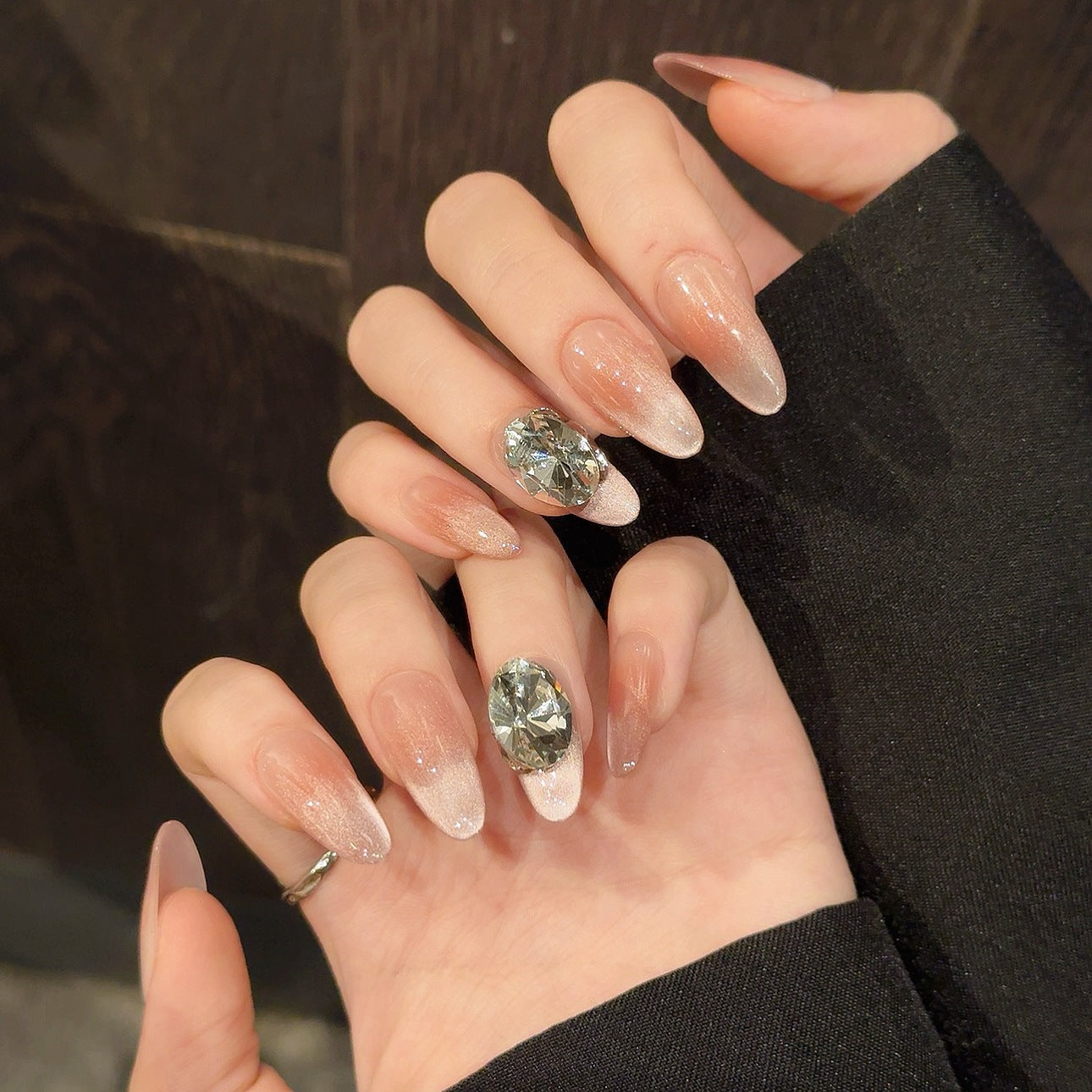 365nails: "Opulencia Rosa" – Degradado Cat-Eye Rosado con Adornos de Cristales Uñas Almendradas Hechas a Mano