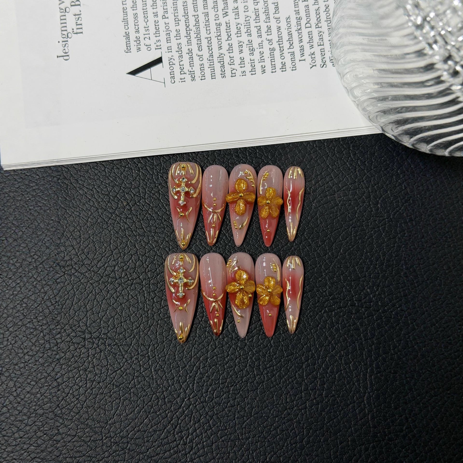 365nails — Nectar doré : ongles press-on fait main, forme stiletto avec nid d'abeille 3D et cristaux
