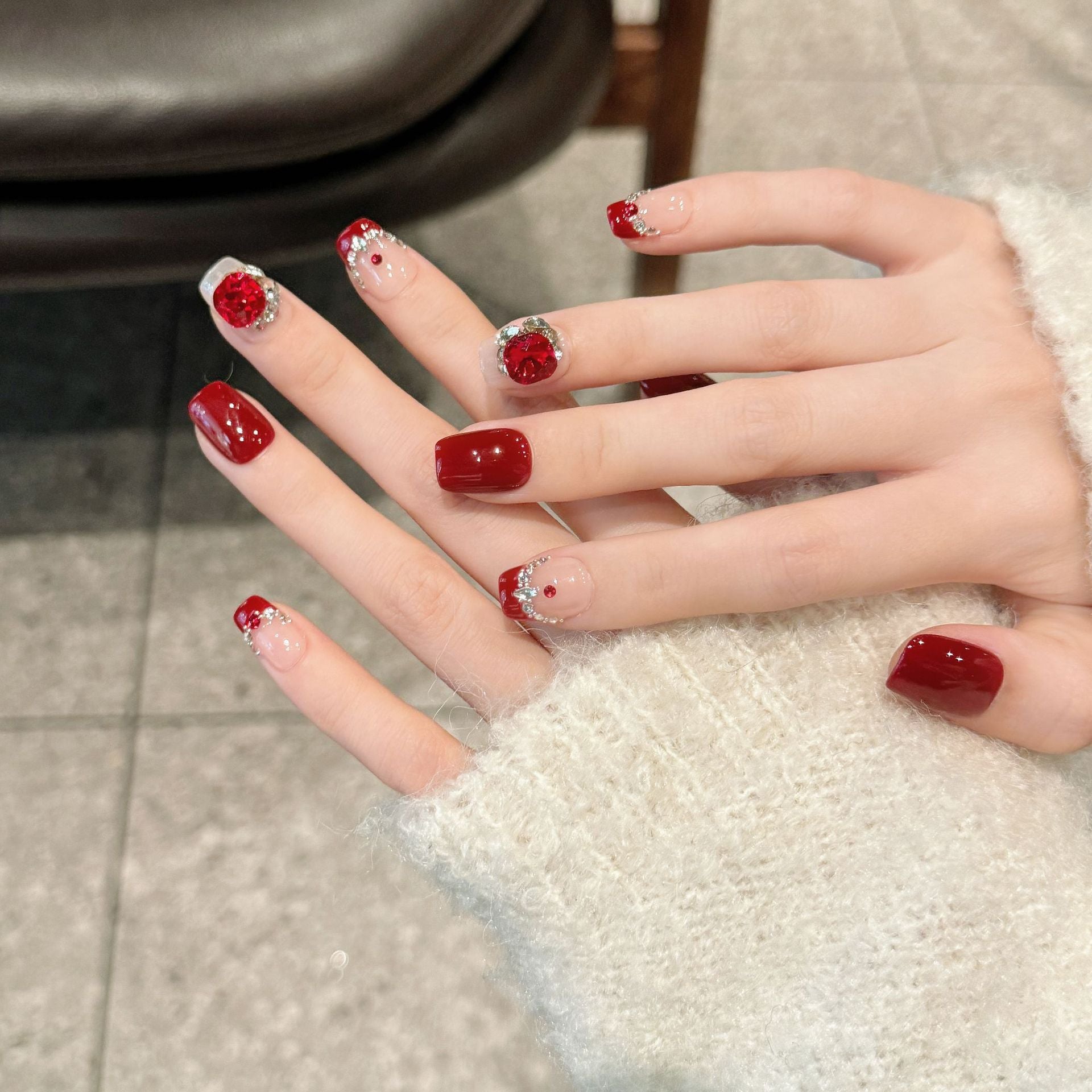 365nails: "크림슨 블룸" – 3D 플로럴 라인스톤 수제 숏 스퀘어형 네일