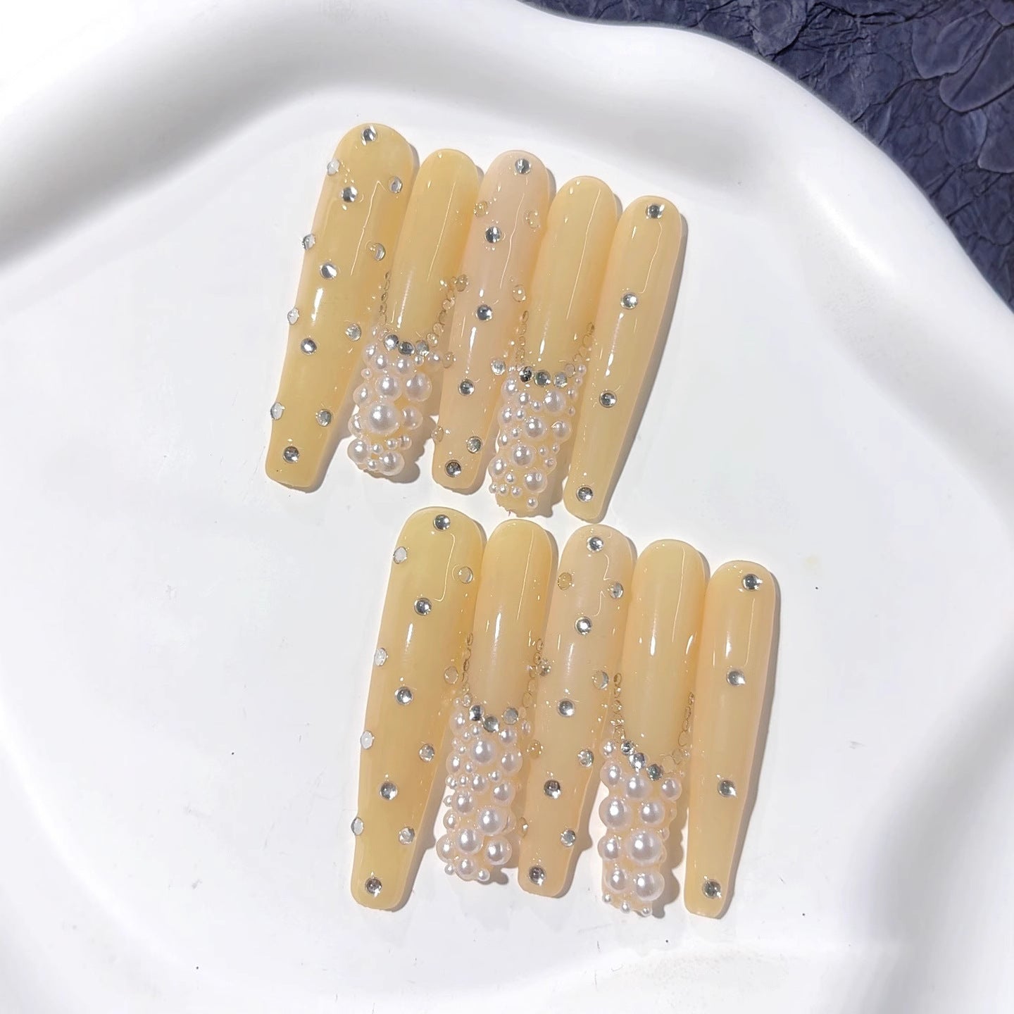琥珀珍珠水鑽搶眼點綴穿戴甲