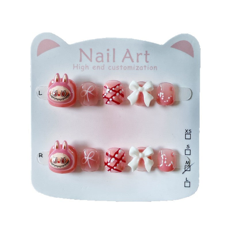 365nails：「Labubu 粉紅緞帶夢」— 手工製可愛短款橢圓形穿戴甲（Labubu 與蝴蝶結圖案）