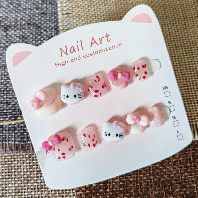365nails: 「凱蒂貓草莓夢」— 手工製可愛短款橢圓形穿戴甲，帶有凱蒂貓與蝴蝶結圖案