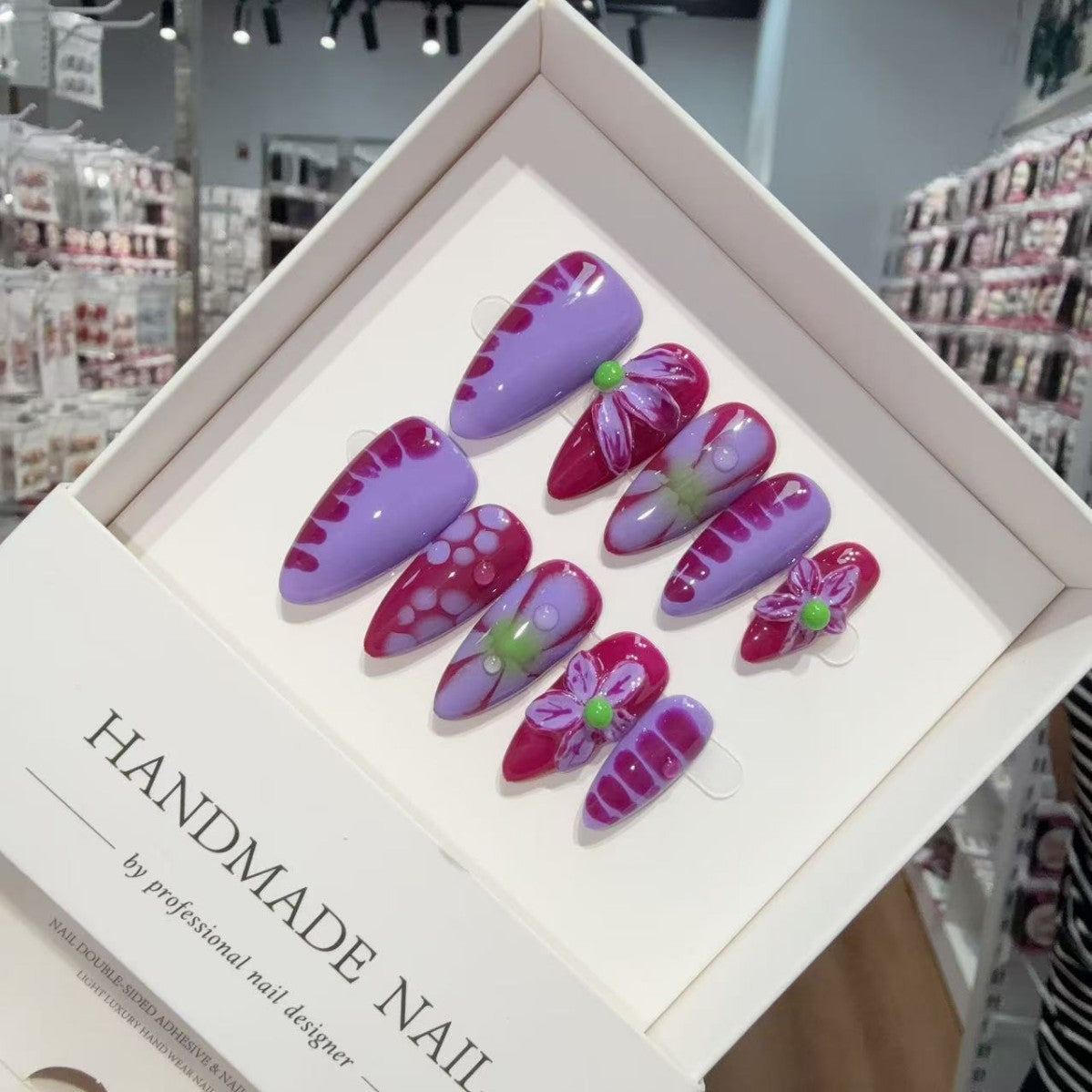365nails: "라일락 블룸" – 3D 플라워 수제 아몬드형 네일