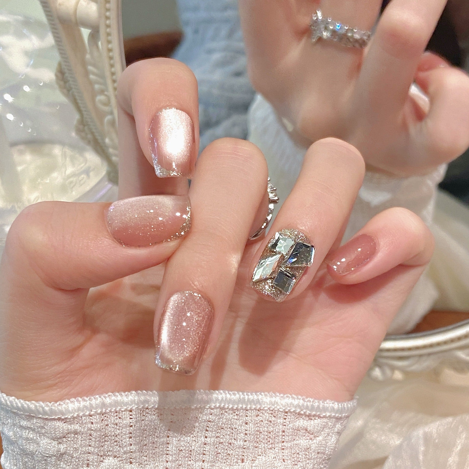 365nails: "Seda Sussurrante" – Unhas Postiças Curtas Quadradas Iridescentes Olho de Gato e Flocos de Prata Feitas à Mão