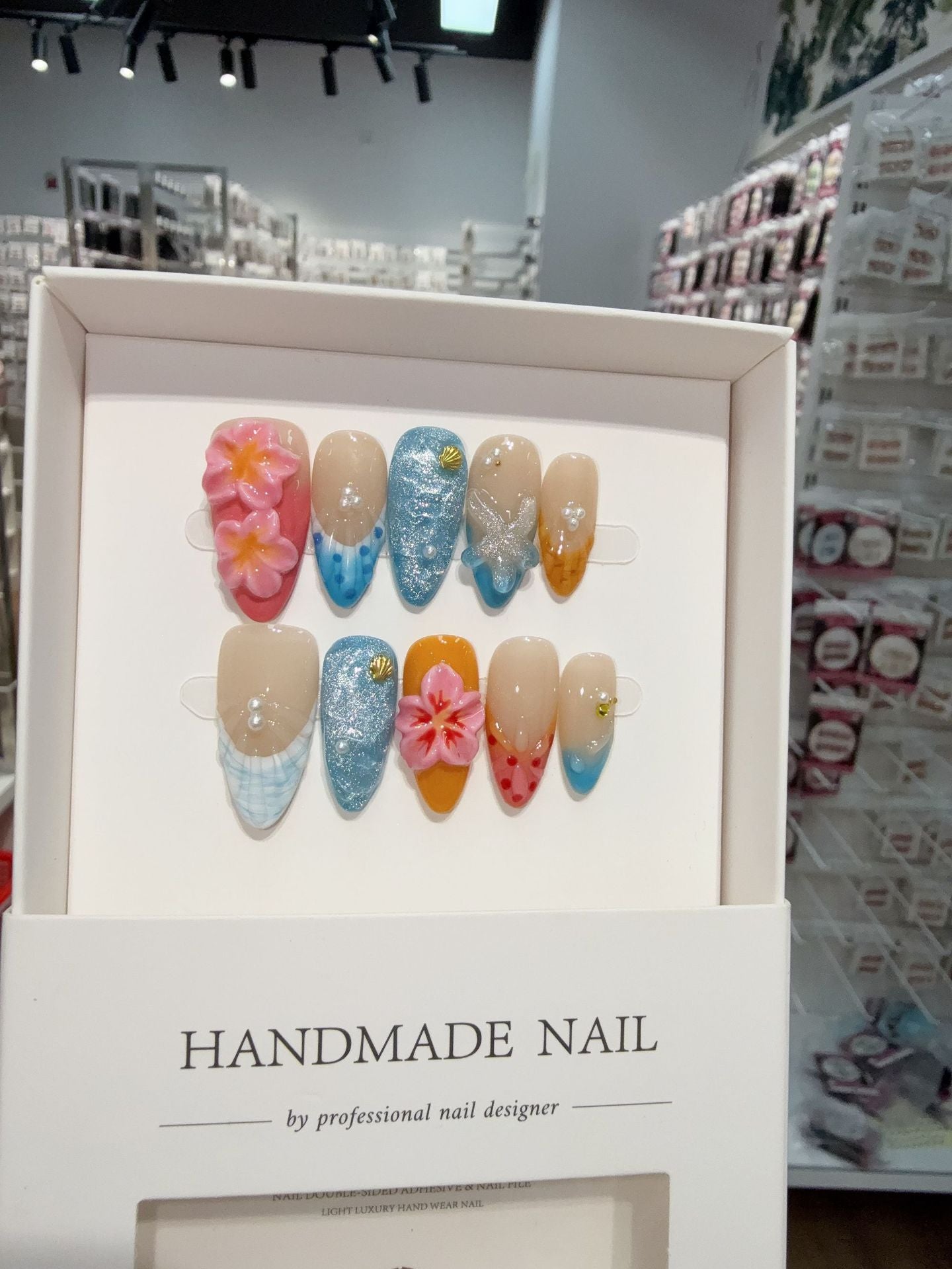 365nails: "Brisa Tropical" – Unhas Amêndoa Médias Feitas à Mão com Flores 3D