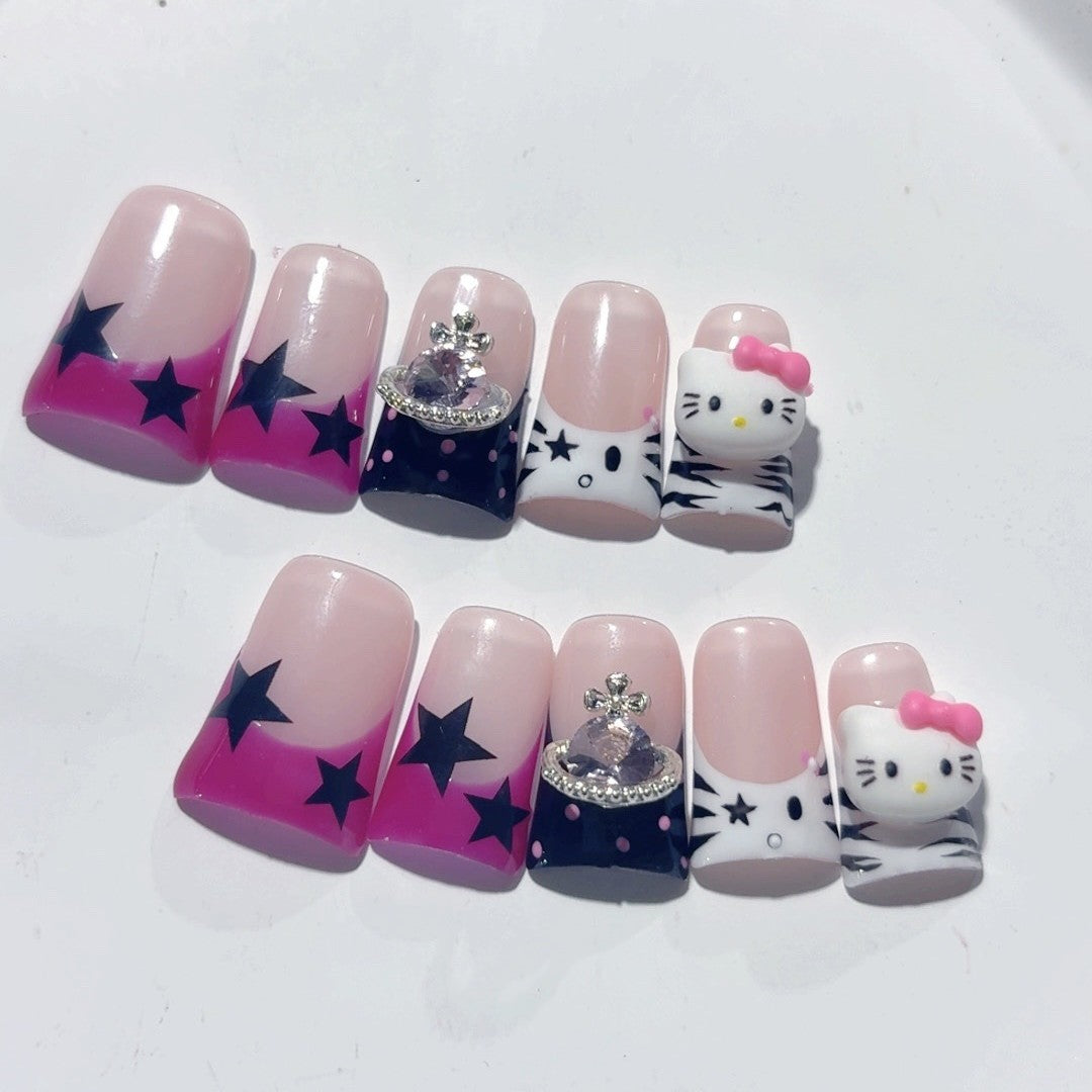 Y2K 龐克萌系：「Hello Kitty 搖滾明星」— 短款 方形 粉紅與黑色 卡通 手工製 穿戴甲