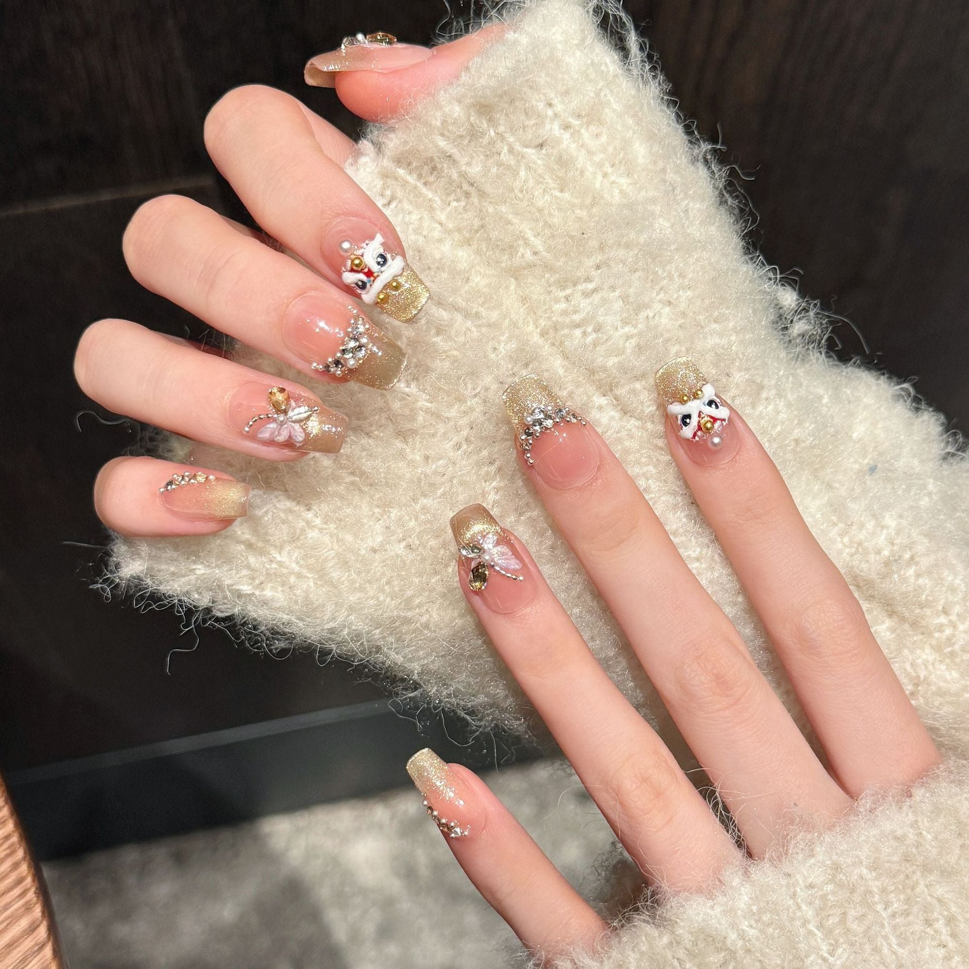365nails: "Borboleta Dourada" – Adesivo 3D de Borboleta e Unhas Postiças Douradas com Glitter Formato Caixão