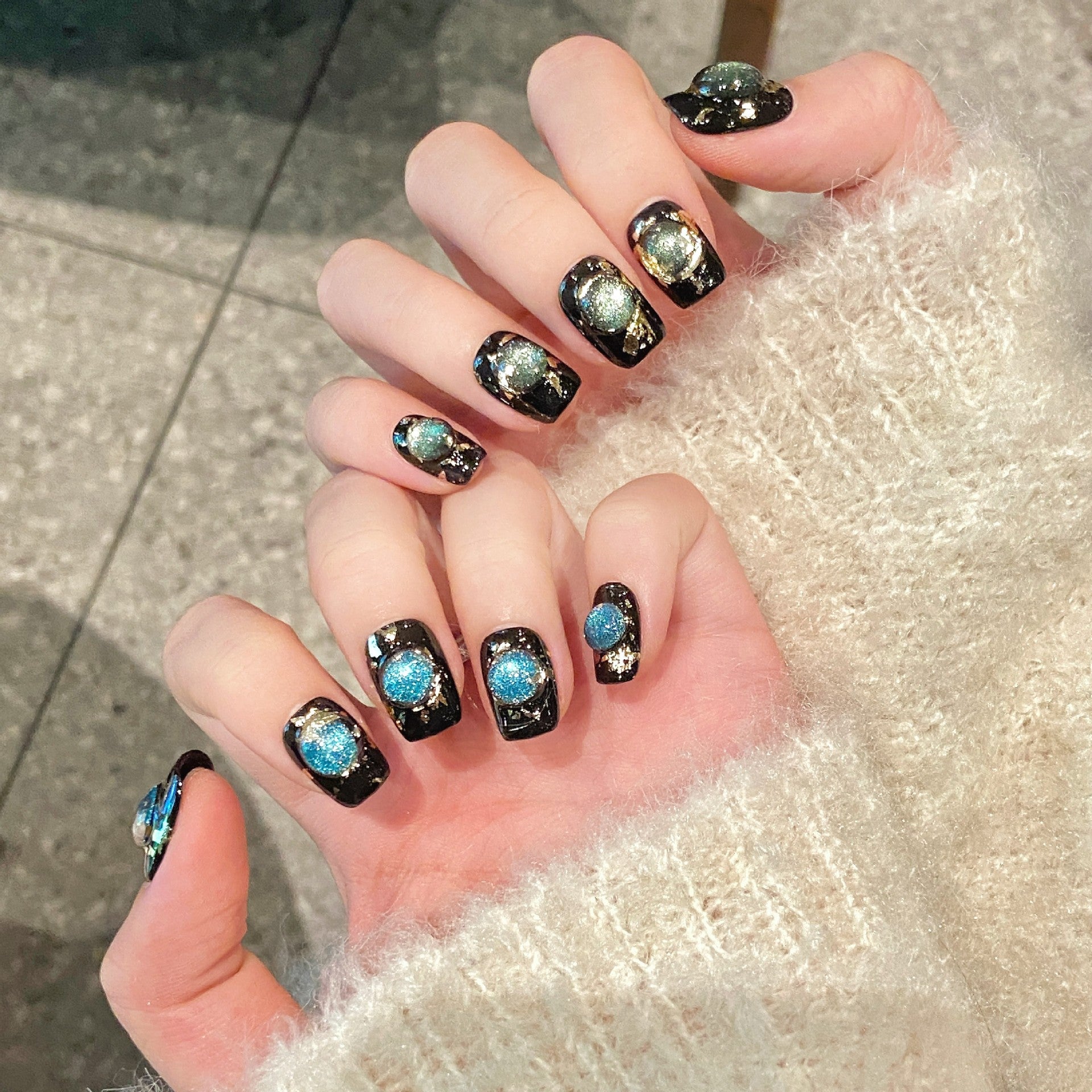 365nails: "흑요석 코스모스" – 3D 캣아이 & 메탈릭 플레이크 수제 숏 스퀘어형 네일
