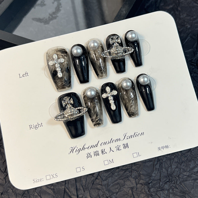 Unhas Dark Luxe com Esferas de Pérolas e Detalhes de Cruz Gótica