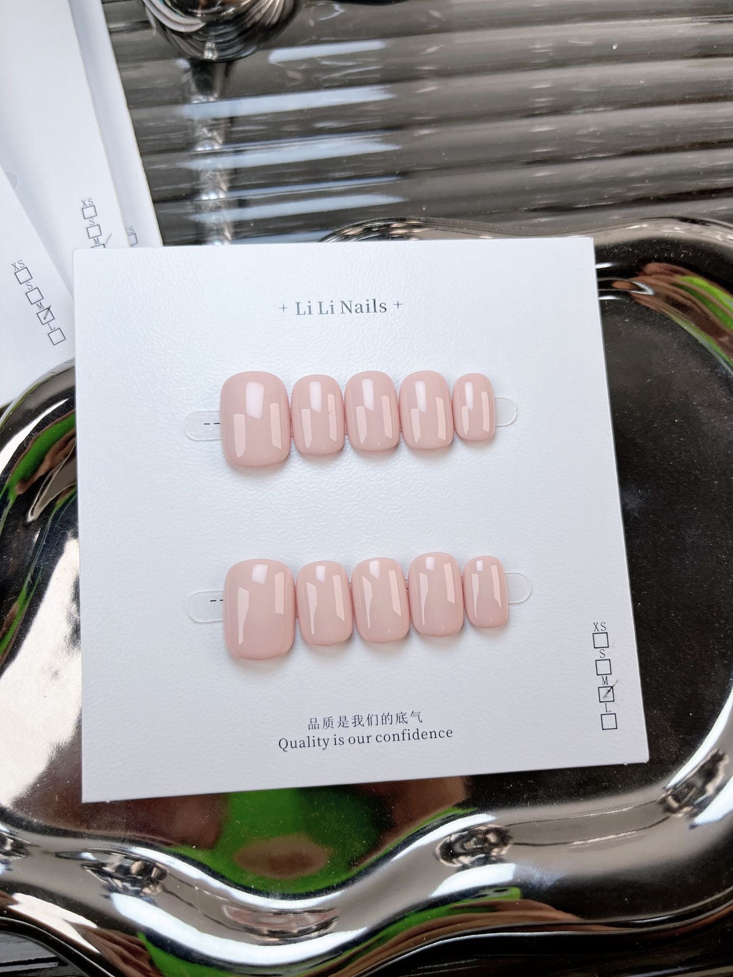 Les essentiels unis — forme ronde courte, mignons — ongles press-on faits main