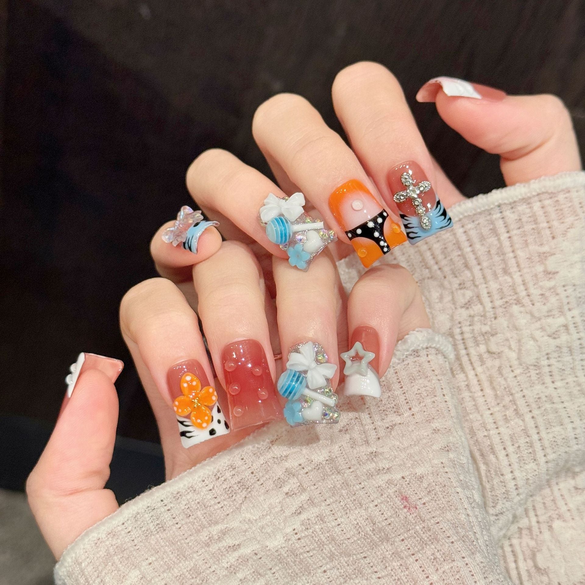 365nails: "Retro Pop" – 3D Y2K 콜라주 수제 숏 스퀘어형 네일