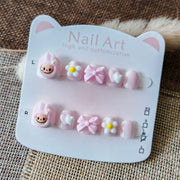 365nails：「Blossom Labubu」—手工製可愛短款橢圓形穿戴甲，Labubu 與花朵圖案