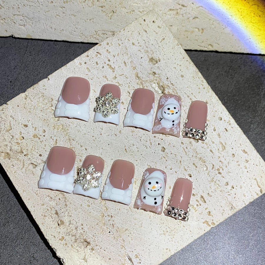 Unhas Nude de Inverno com Boneco de Neve e Detalhes de Cristais