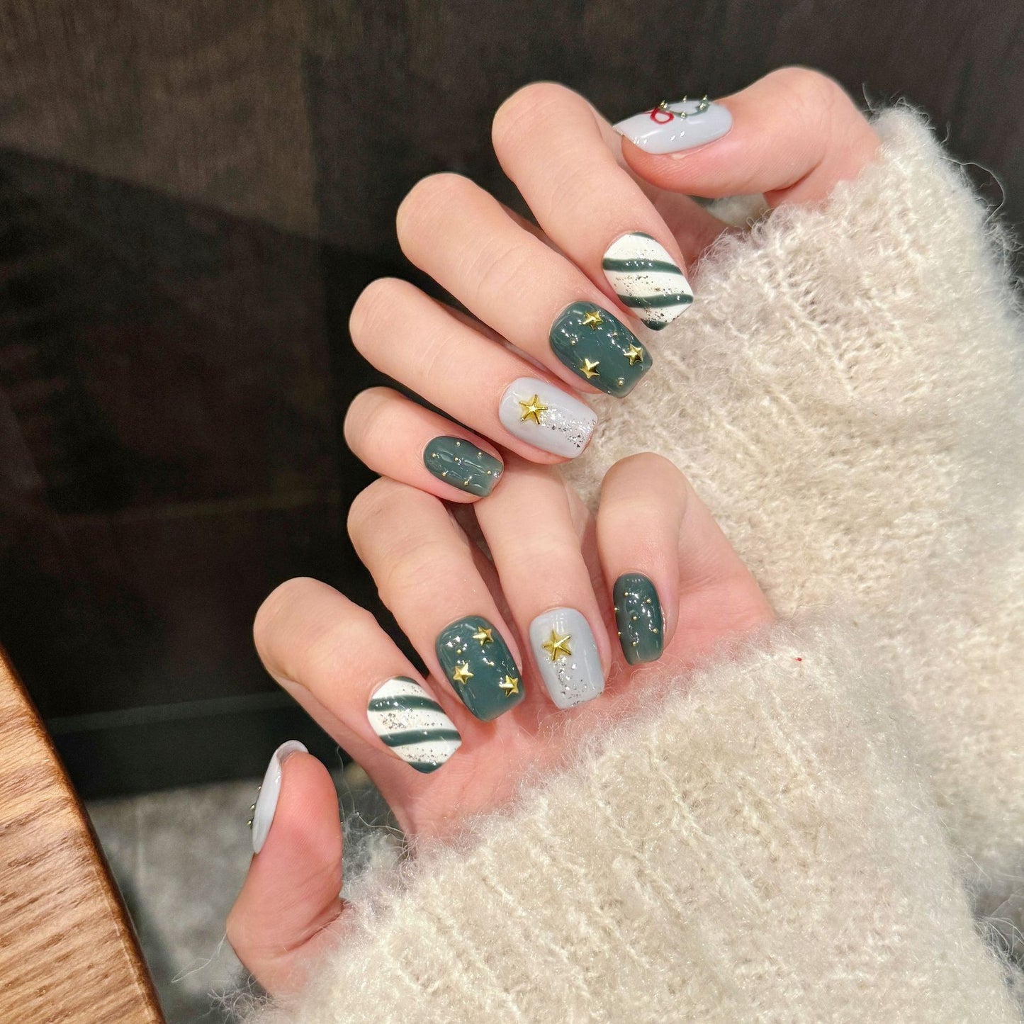 Christmas Wreath & Star Press‑On Nails – Green and Gray Glitter Design