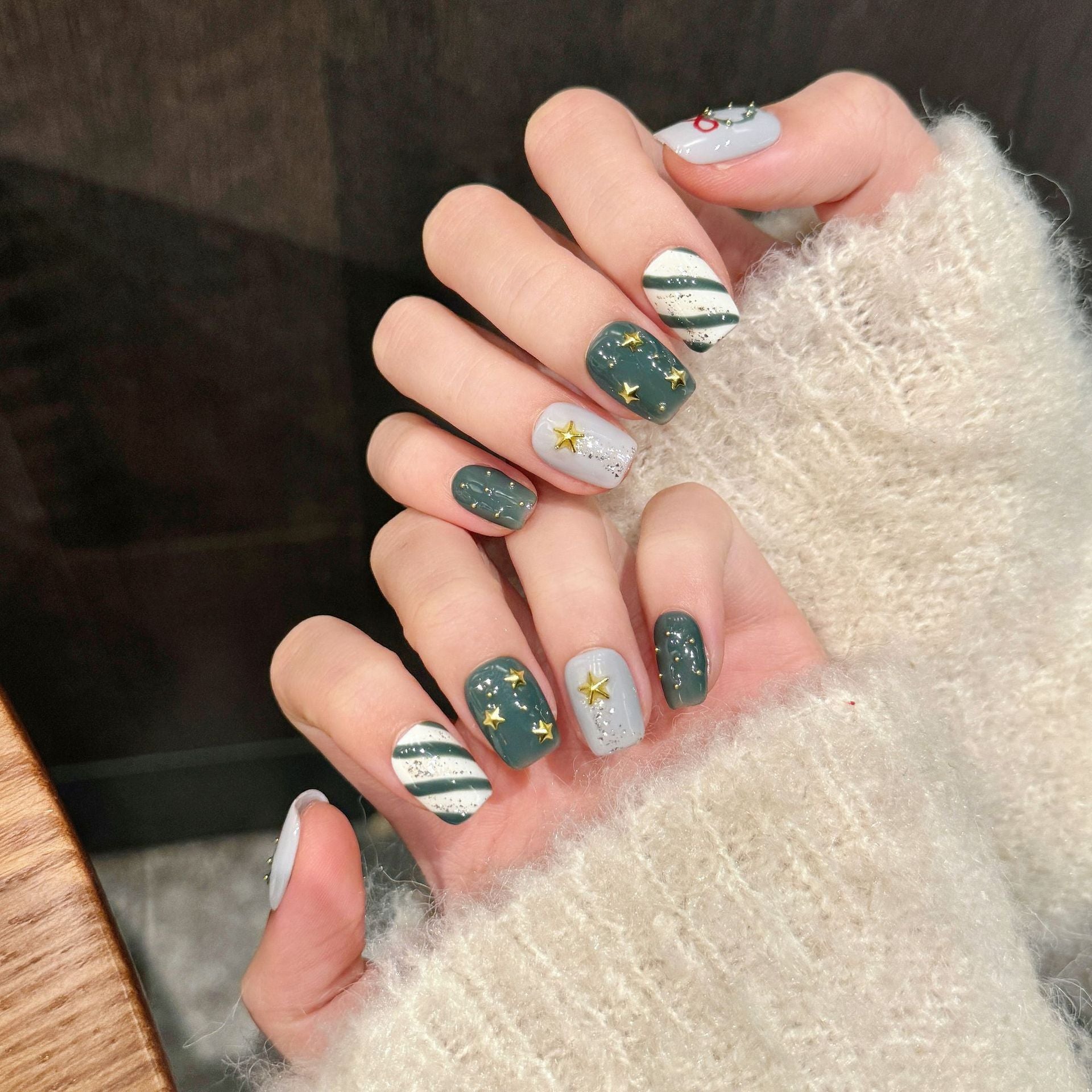 Christmas Wreath & Star Press‑On Nails – Green and Gray Glitter Design