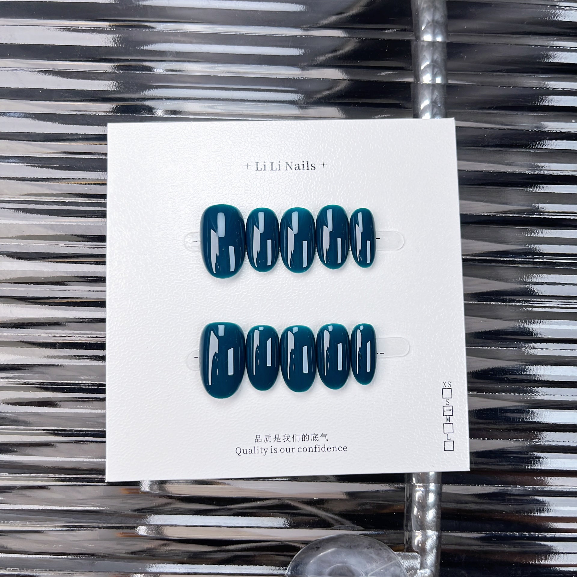 Essentiels unis | court, forme ronde | ongles press-on faits main