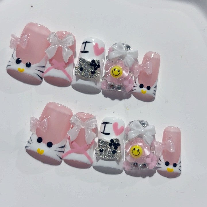 귀여운 카와이: "Hello Kitty Sweetheart" – 숏 스퀘어형 핑크 & 화이트 캐릭터 수제 프레스온 네일