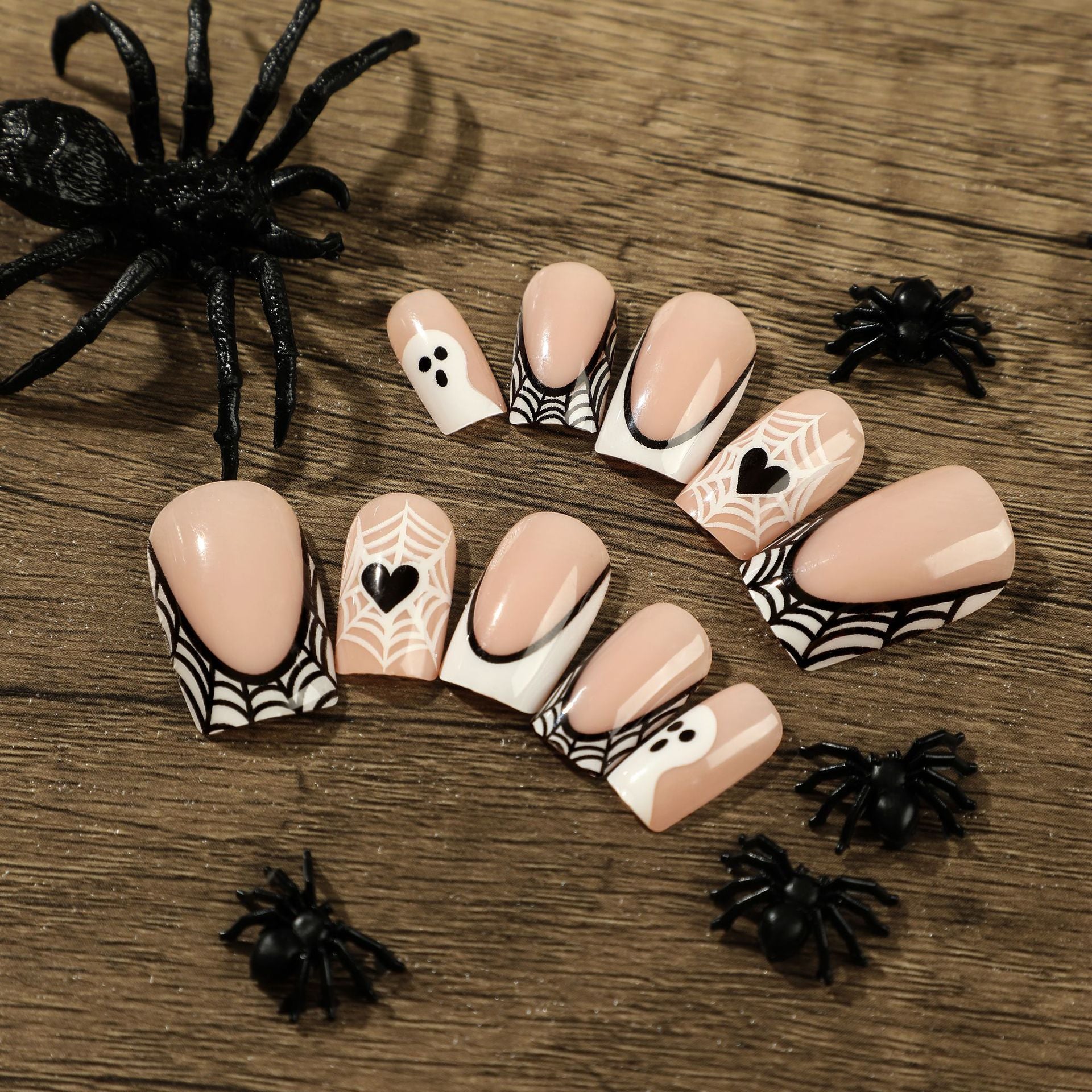 萬聖節主題甲貼：白色法式黑邊、鬼魂愛心與蜘蛛網圖案｜365nails