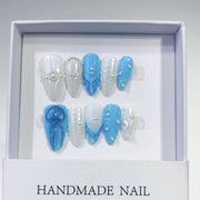 365nails: "아주르 쉘 머메이드" – 미디엄 아몬드형 블루-화이트 쉘 수제 프레스온 네일
