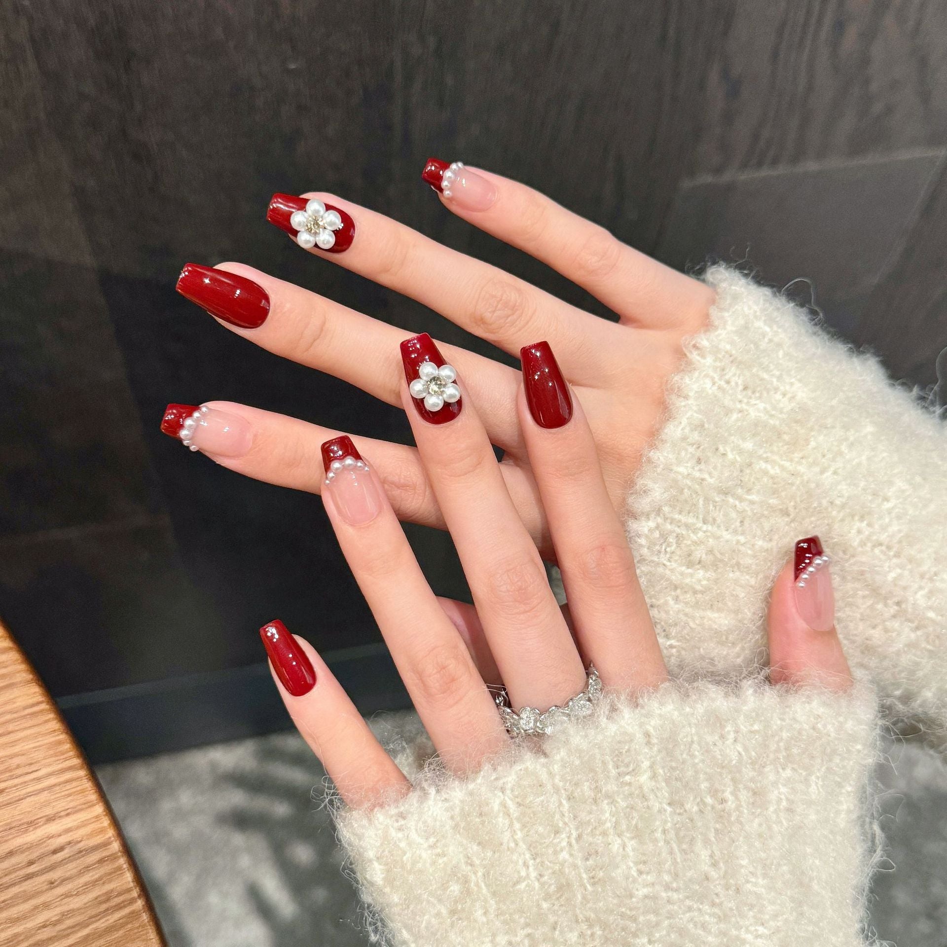 365nails: "Perla Carmesí" – Uñas de Almendra Medianas Hechas a Mano con Flores 3D y Punta Francesa