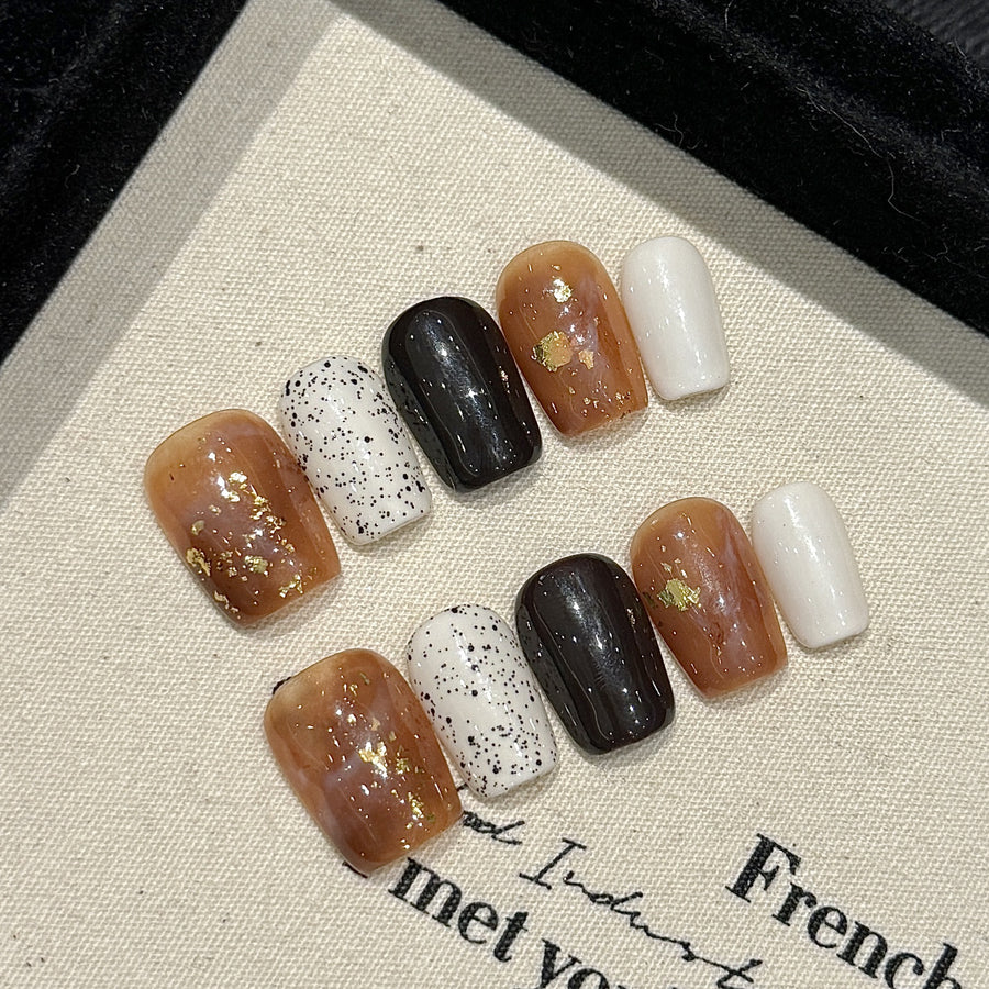 365nails: "가을 골드" – 손으로 그린 금박 & 점무늬 숏 스퀘어형 네일
