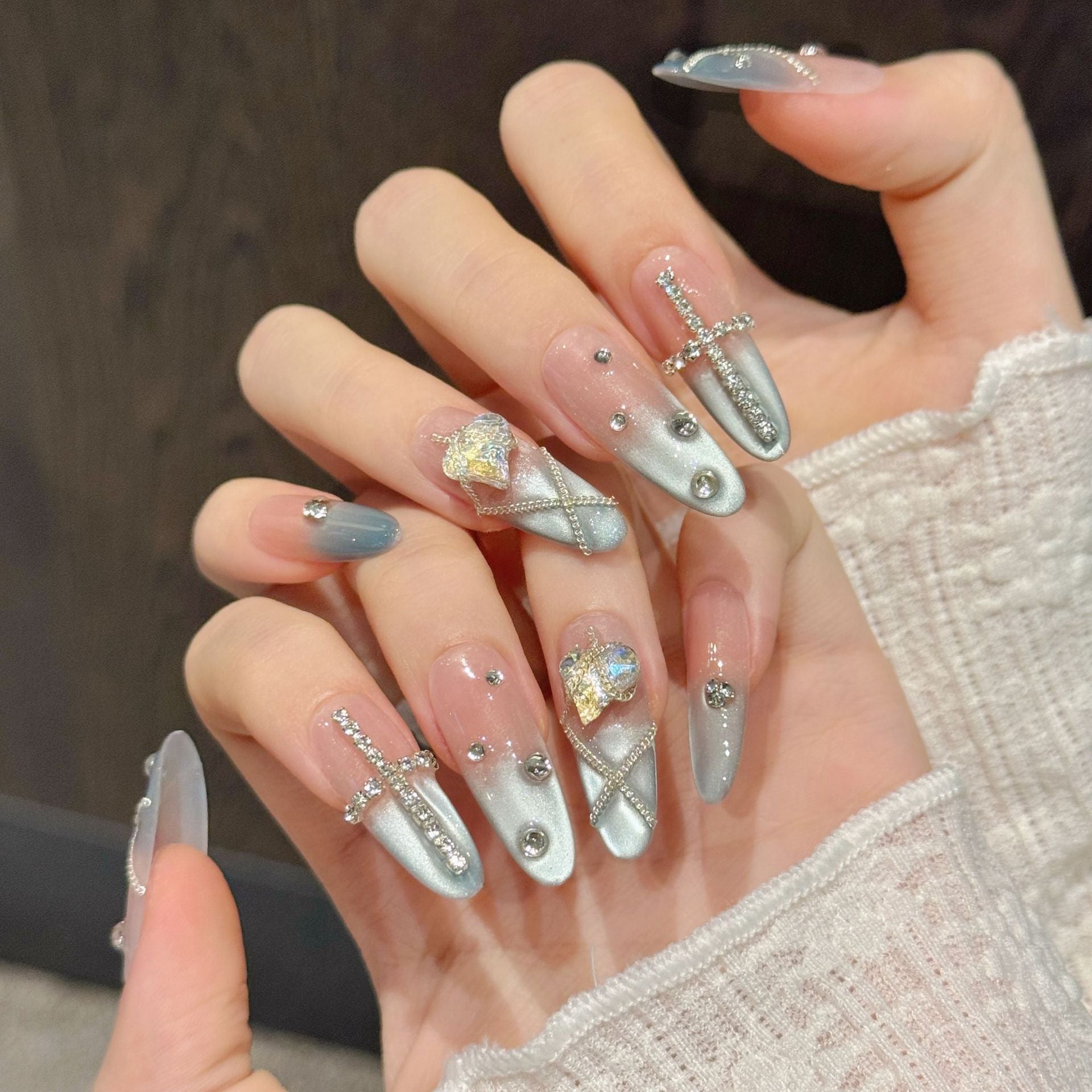 365nails: 「空靈低語」—3D 蝴蝶結與水晶 手工製 杏仁形 甲片