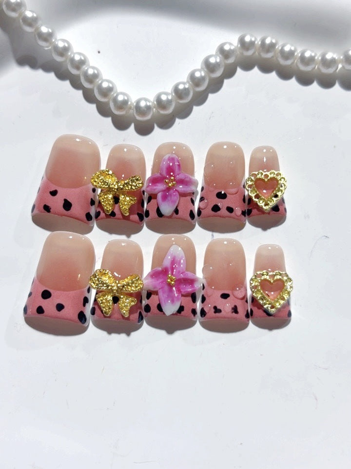 Sweet Cowgirl: "Dalmatien Rose & Charms Dorés" – Ongles Press-On Forme Carrée
