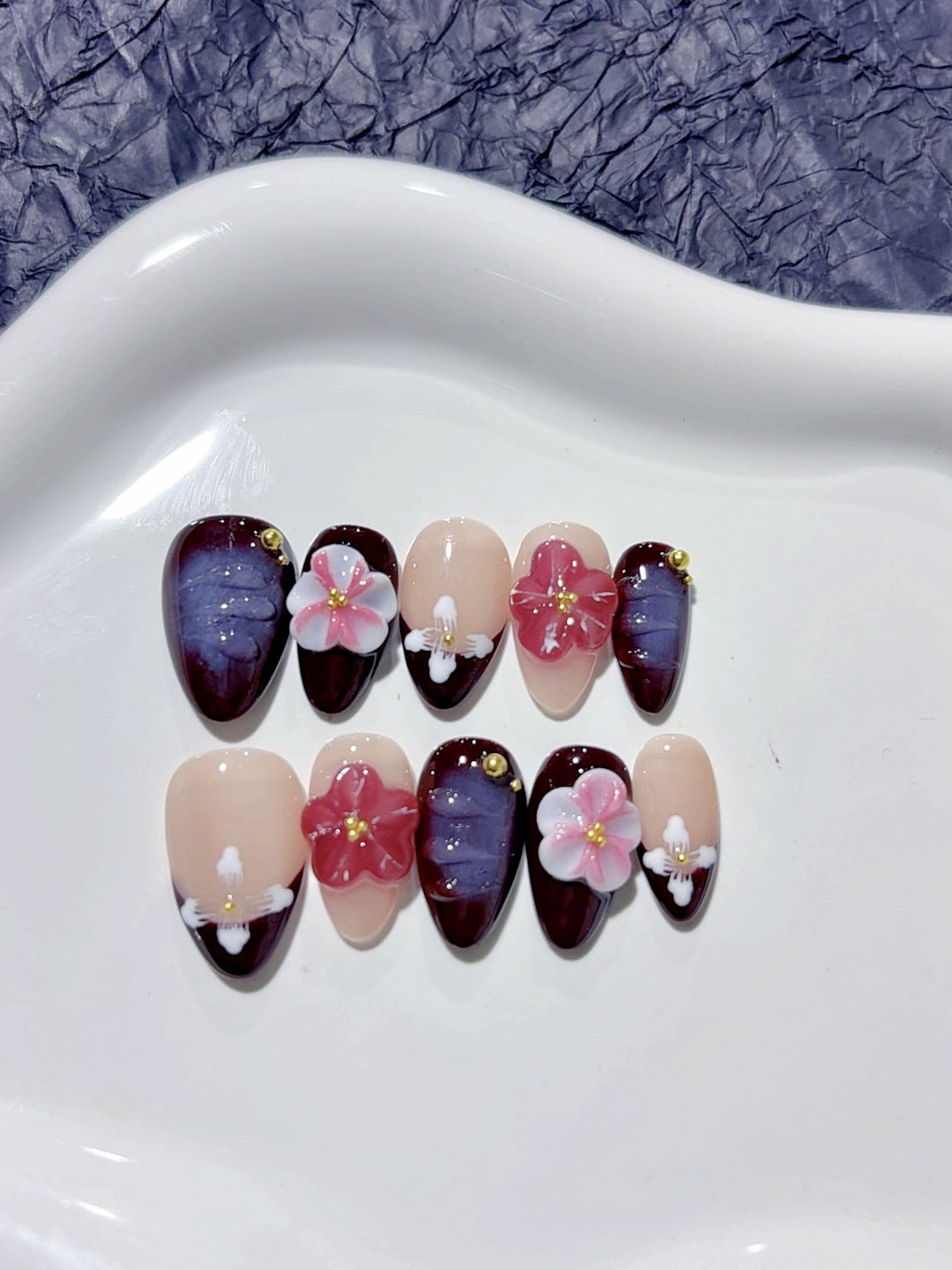 365nails : « Prune Sakura Noir » – Ongles press-on forme ovale courts prune-rose floral fait main