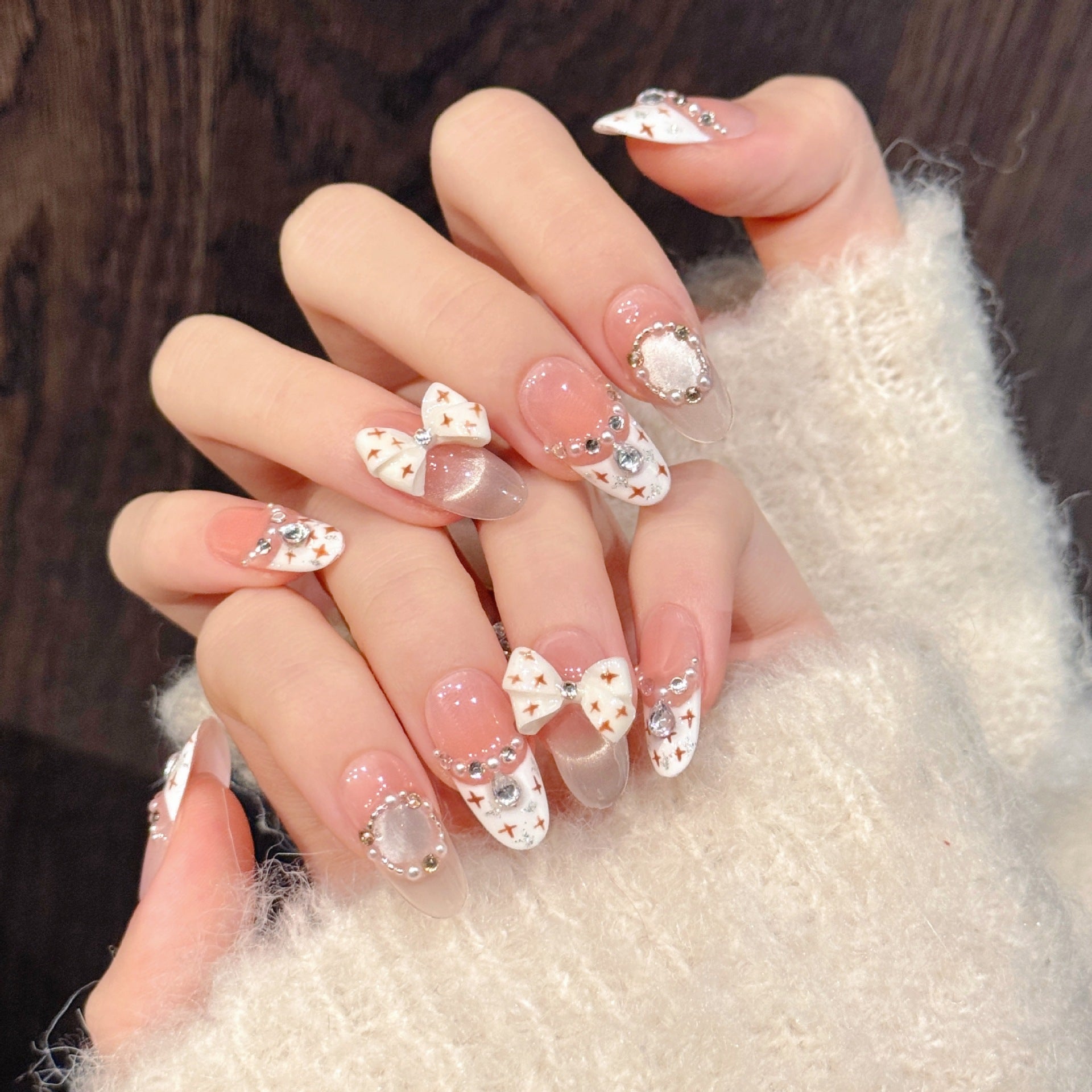 365nails: "Starlight Bow" – Unhas Amêndoas Artesanais com Laço e Cristais 3D