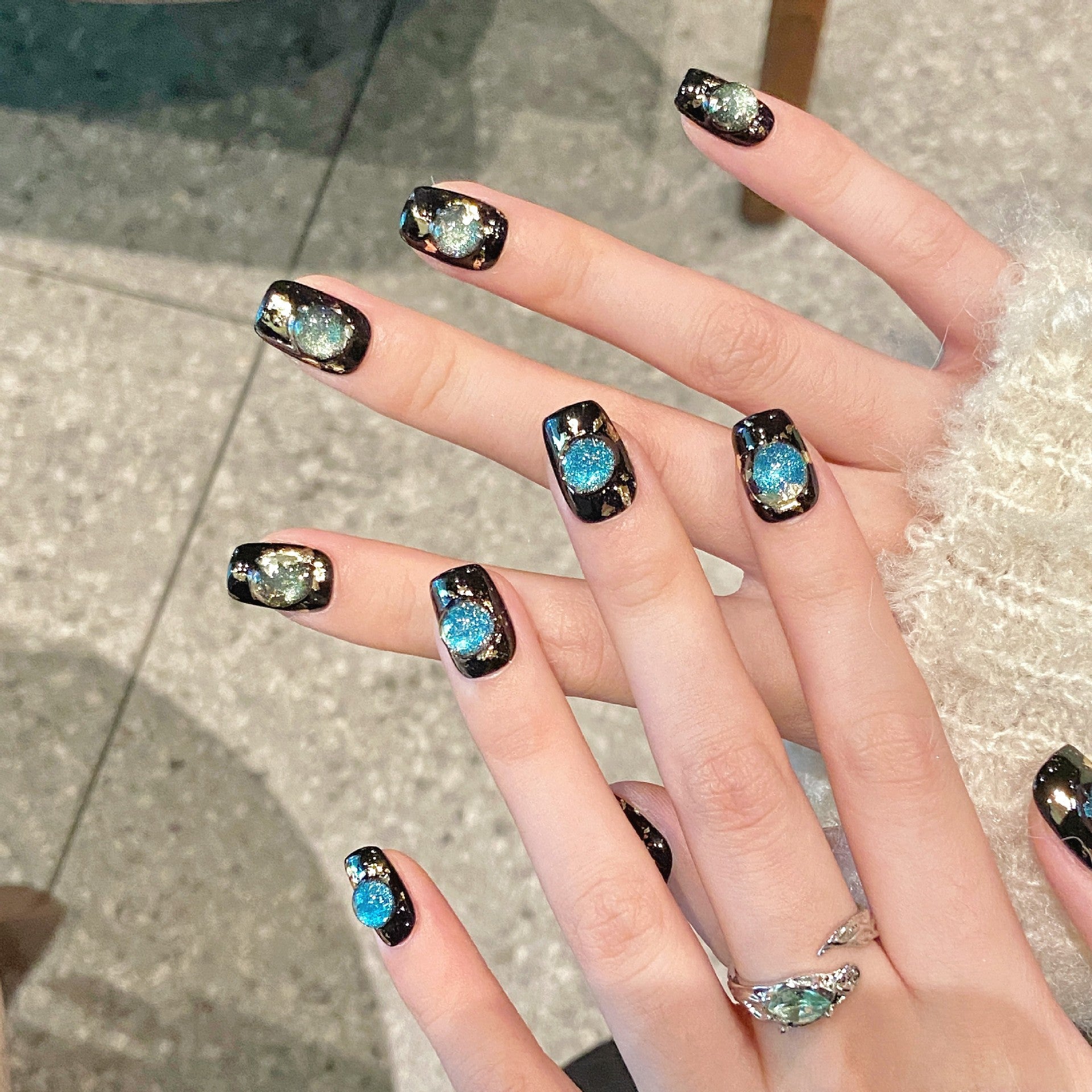 365nails: "흑요석 코스모스" – 3D 캣아이 & 메탈릭 플레이크 수제 숏 스퀘어형 네일