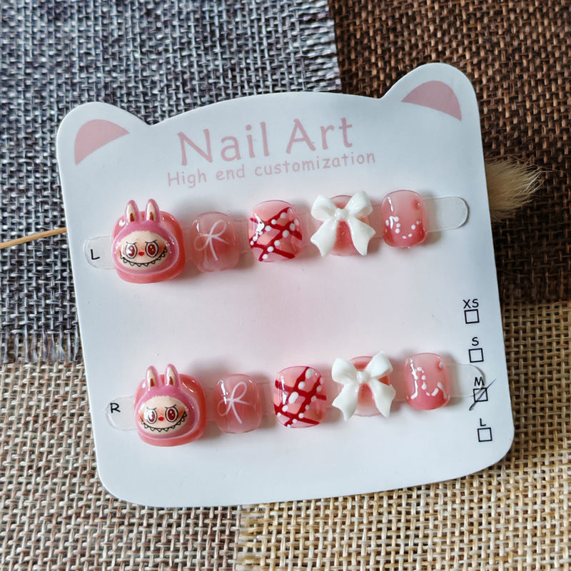 365nails：「Labubu 粉紅緞帶夢」— 手工製可愛短款橢圓形穿戴甲（Labubu 與蝴蝶結圖案）