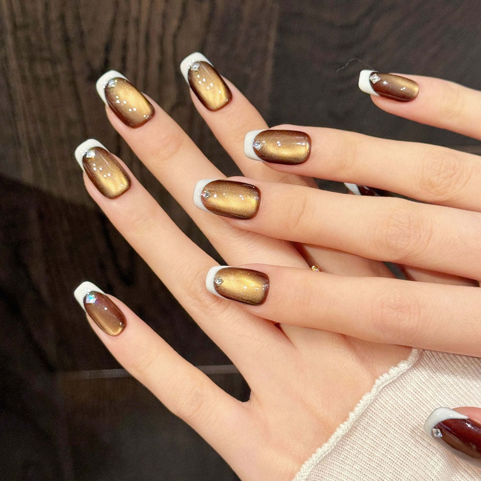 Brown Cat-Eye Diamond Chic Nails