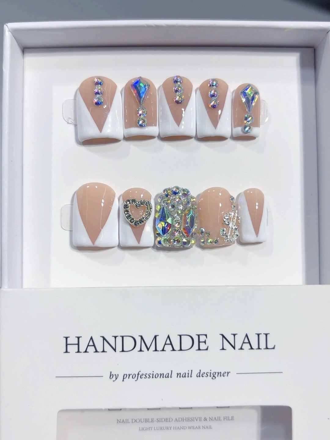 365nails: "Diamond V-Luxe" – Unhas Postiças Curtas Quadradas Nude V-French com Strass Feitas à Mão