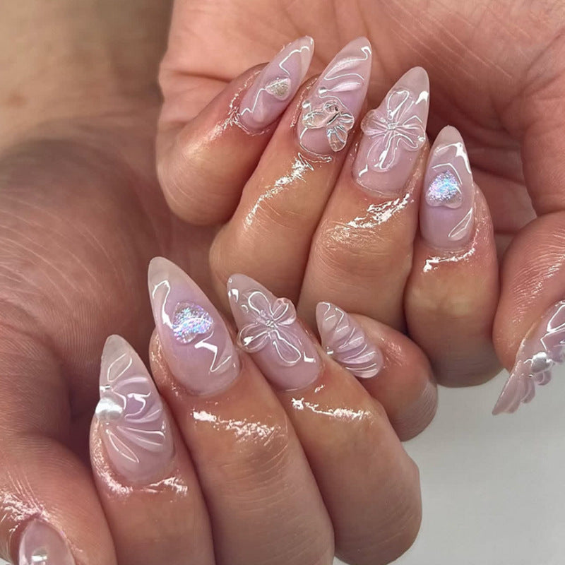 Ongles press-on 3D à motif floral — cœurs et papillons — ongles courts forme amande