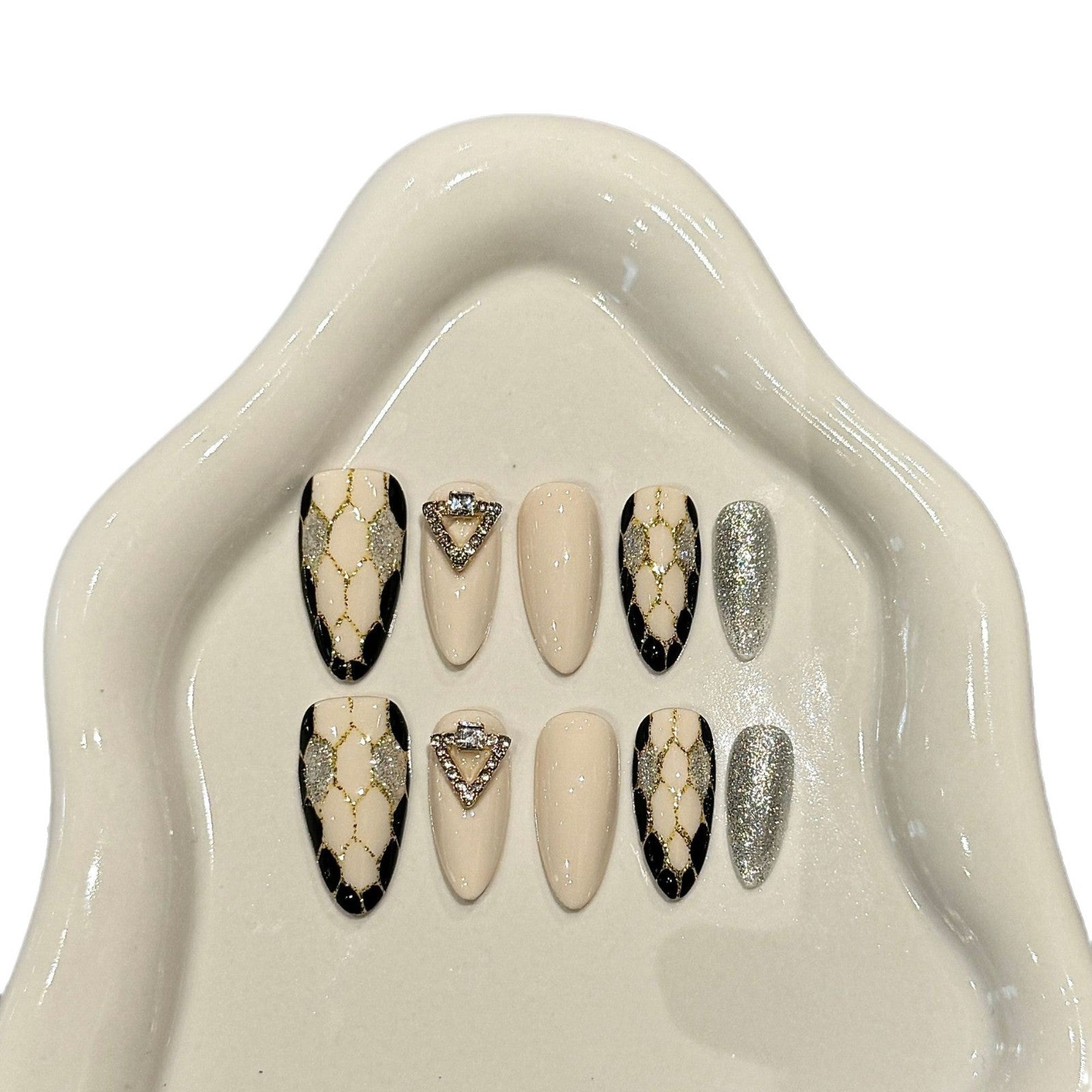 Unhas pintadas à mão estilo luxuoso com bola de diamantes pretos e brancos com padrão de cobra, estilo olho de gato cinza | 365nails