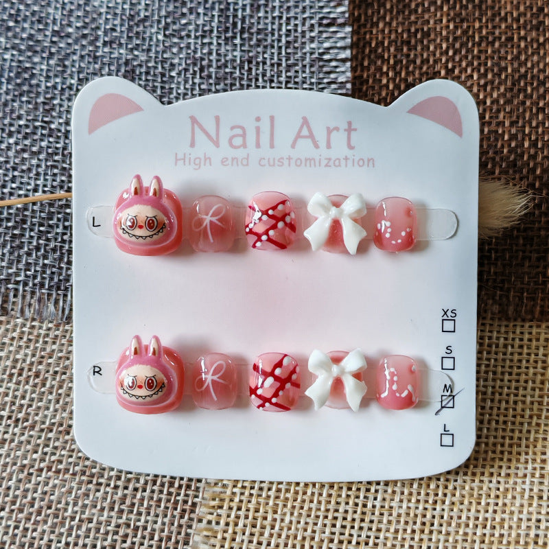 365nails：「Labubu 粉紅緞帶夢」— 手工製可愛短款橢圓形穿戴甲（Labubu 與蝴蝶結圖案）