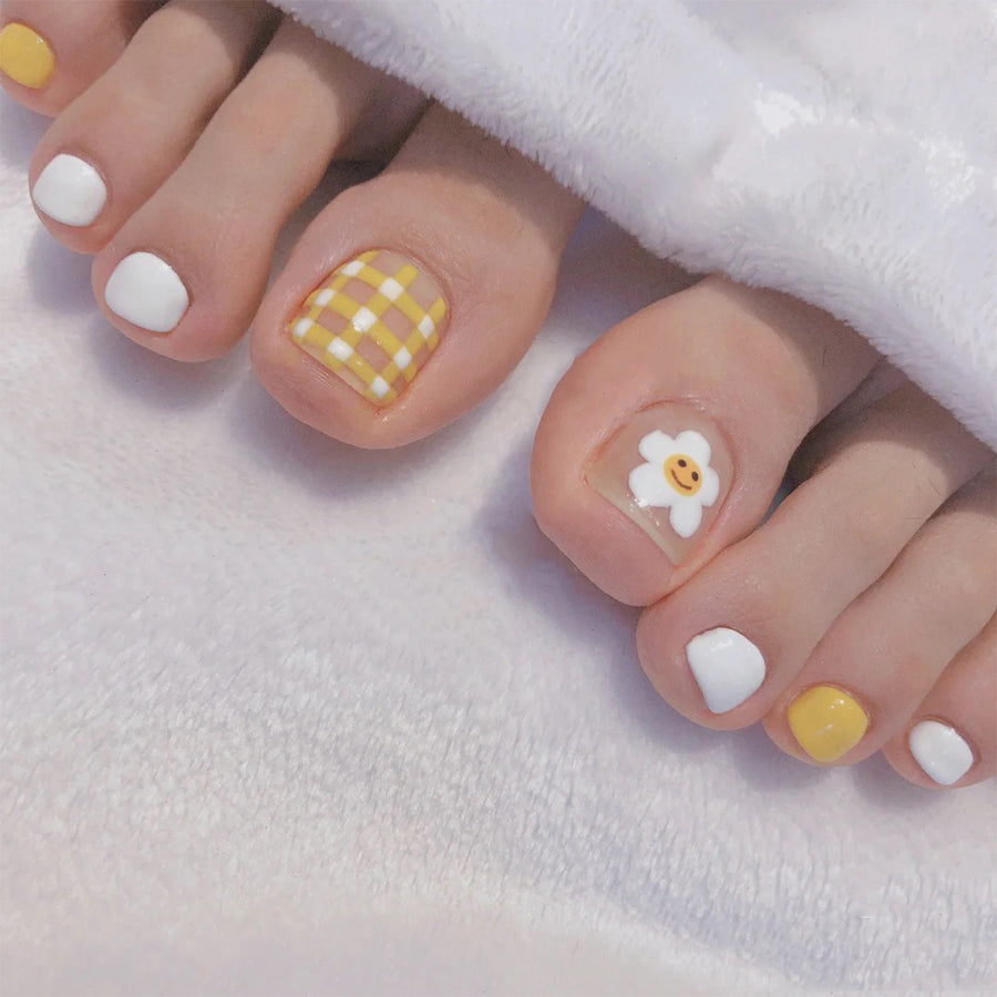 Uñas de verano con diseño de cuadros amarillos y flores frescas, para pies, para decorar uñas, uñas postizas, parches para uñas, piezas de uñas extraíbles | 365nails