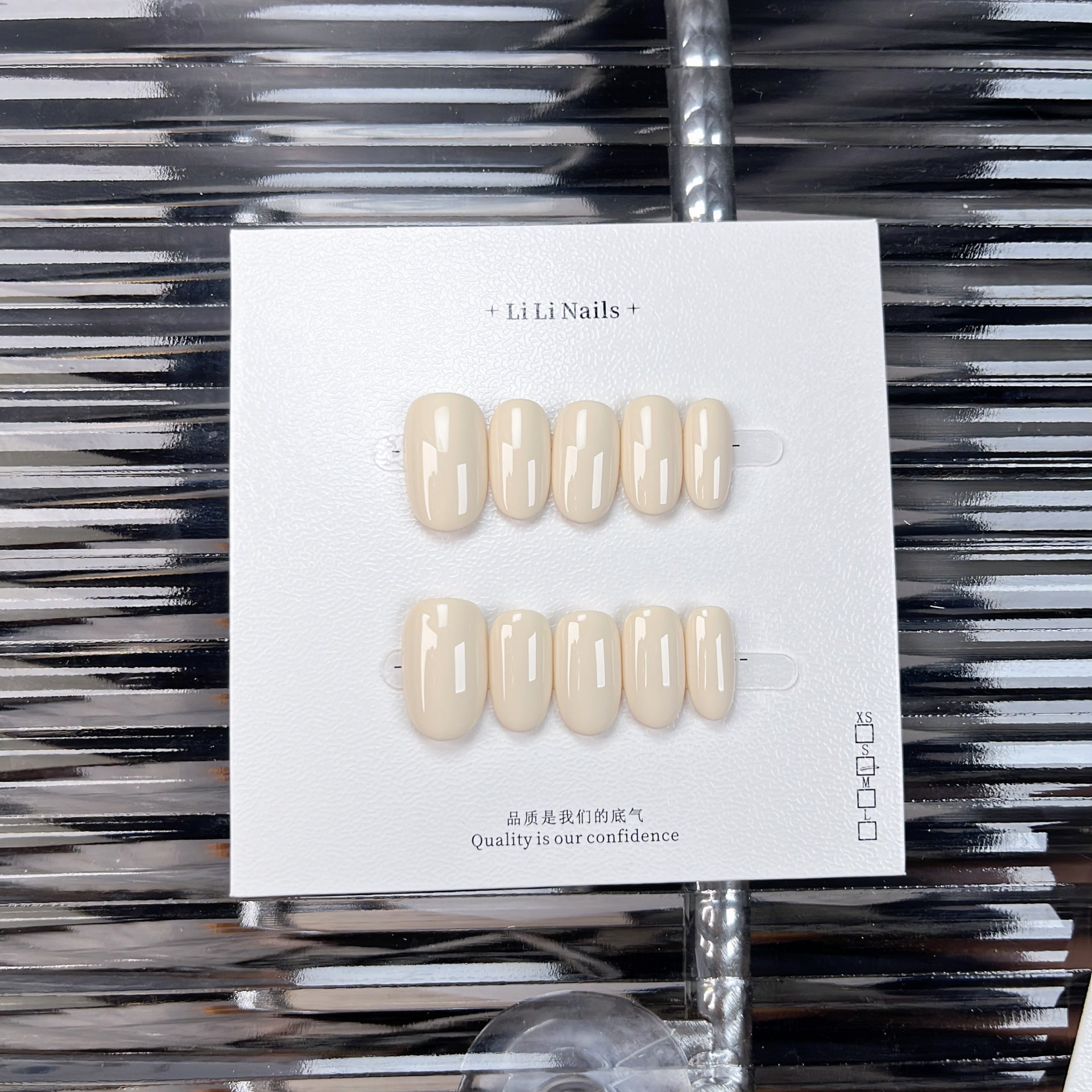 Essentiels unis | court, forme ronde | ongles press-on faits main