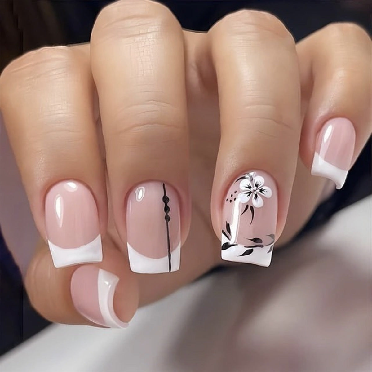 盔甲風 白色法式 花朵與黑色葉片 短款穿戴甲 批發｜365nails