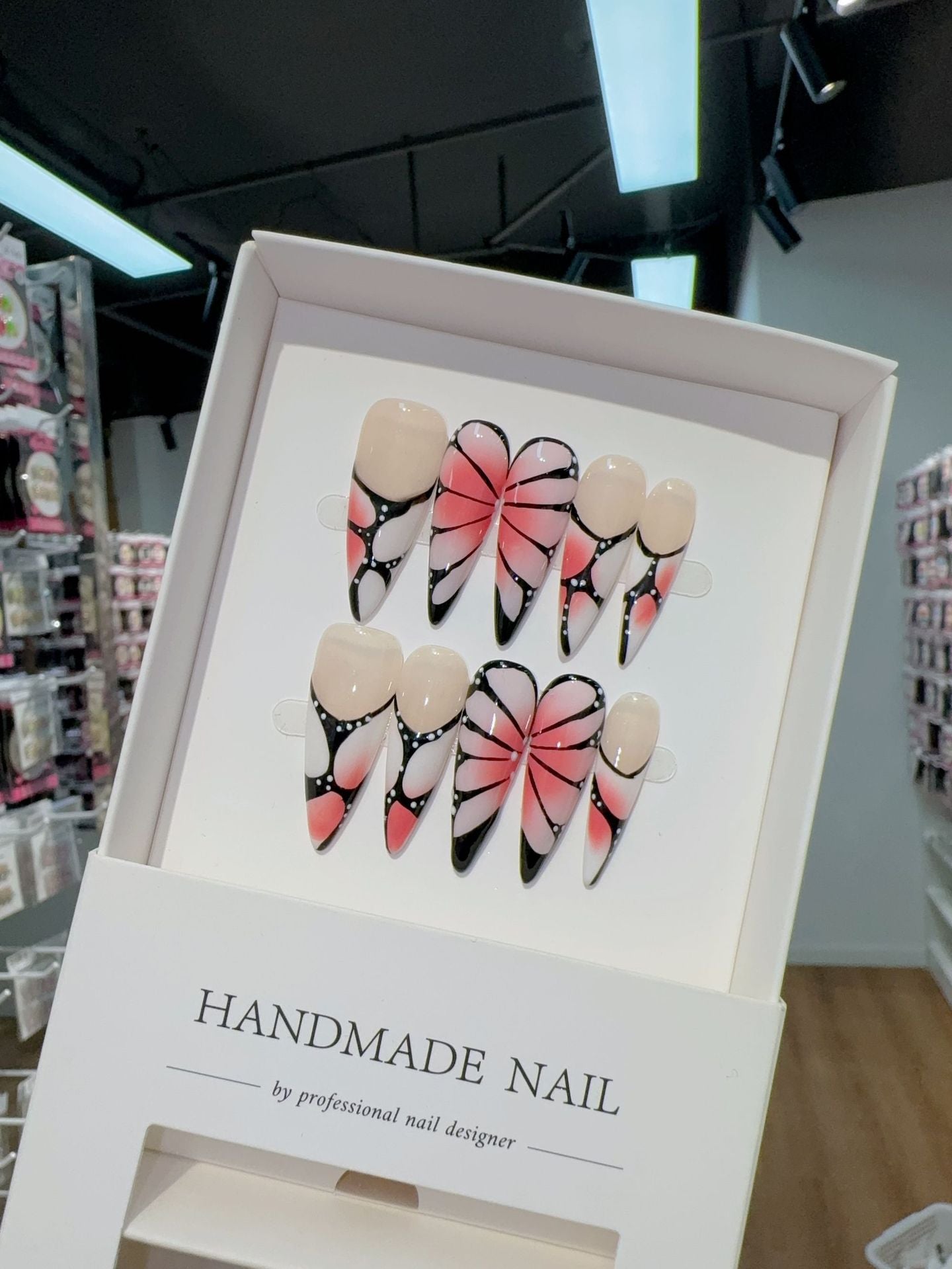 365nails: "蝴蝶夢" – 3D 手繪漸層翅膀 手工製 長款杏仁形穿戴甲