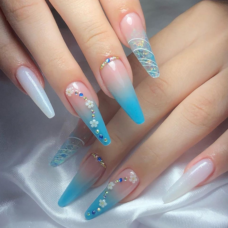 Pièces manucure longues forme ballerine — blanc nacré et bleu en dégradé, paillettes et strass scintillants｜365nails