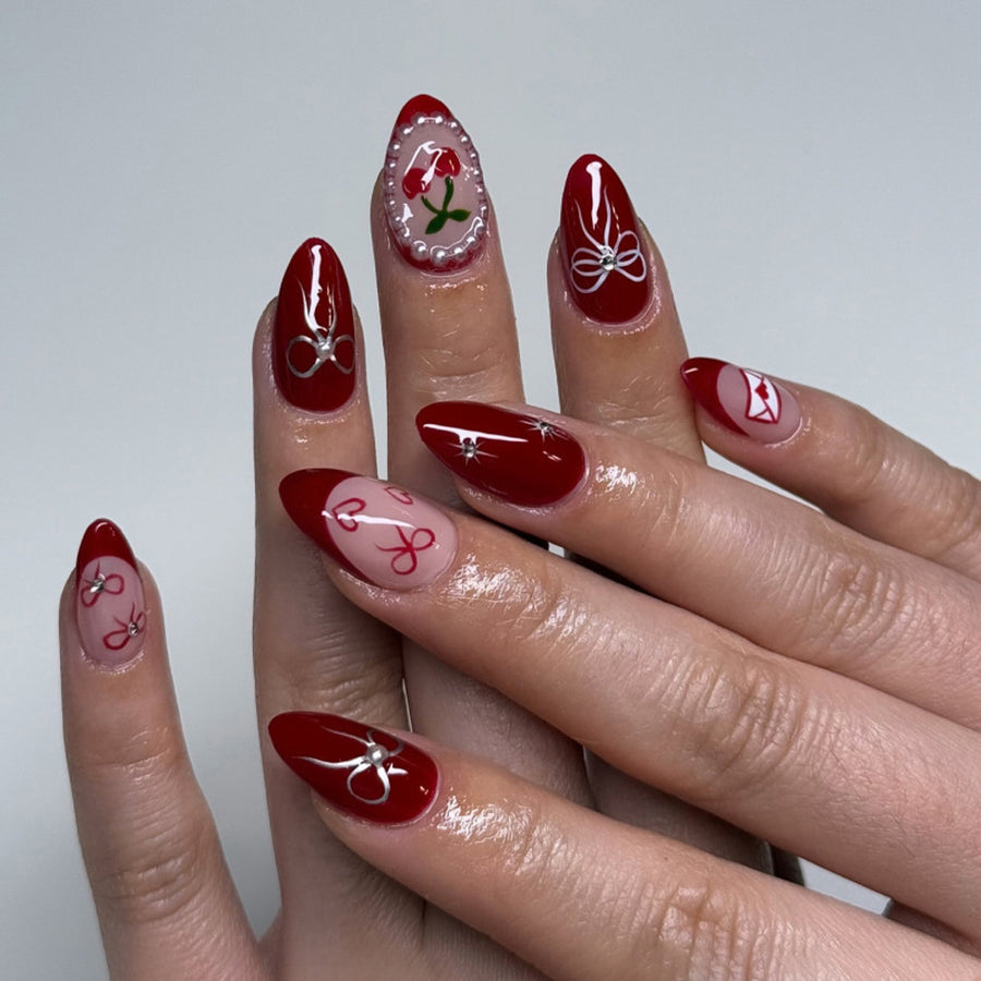 Ongles press-on rouges à motifs de nœuds et cœurs, style romantique