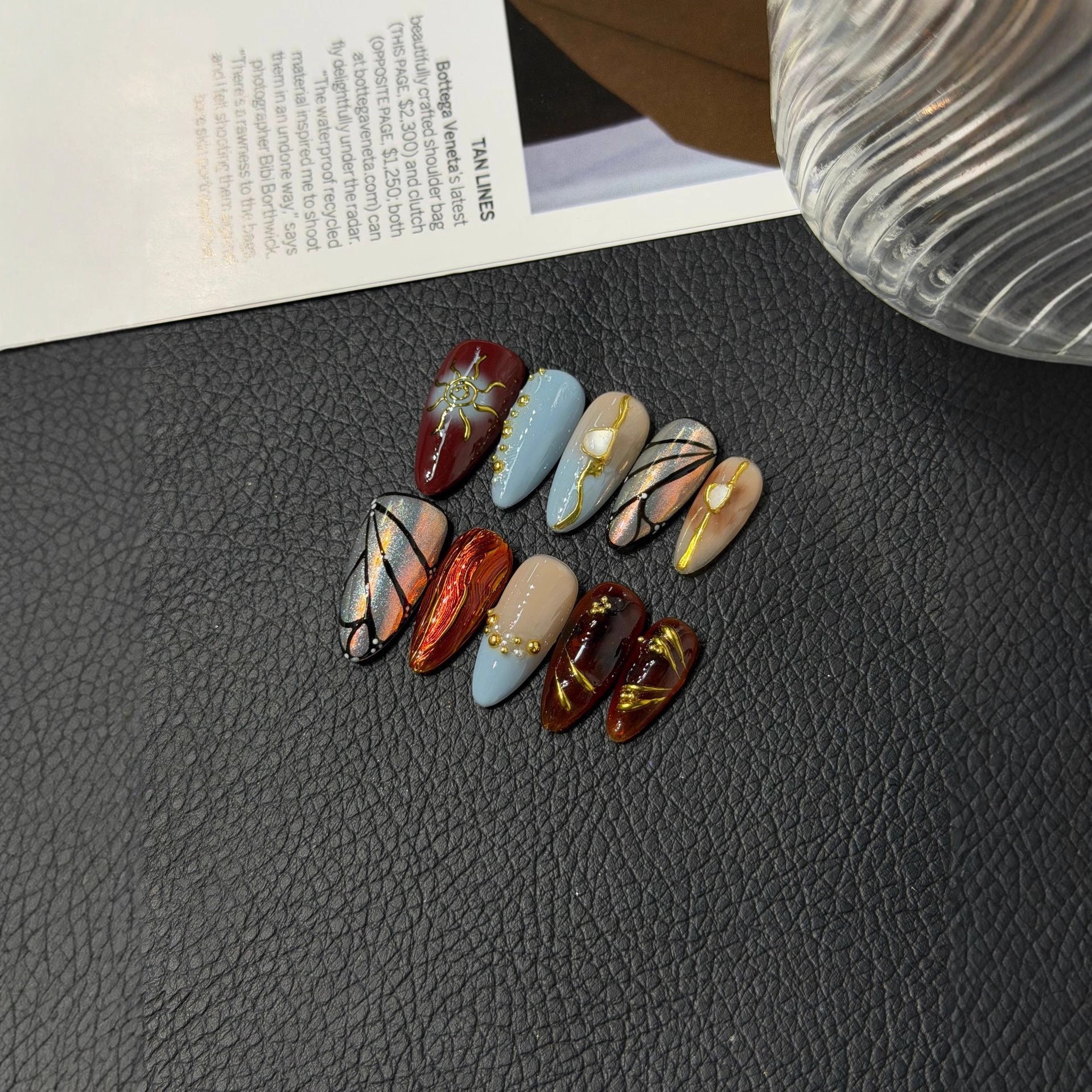 365nails: "Mosaico Celestial" – Arte Pintada à Mão e Unhas Postiças Amêndoa com Folha de Ouro