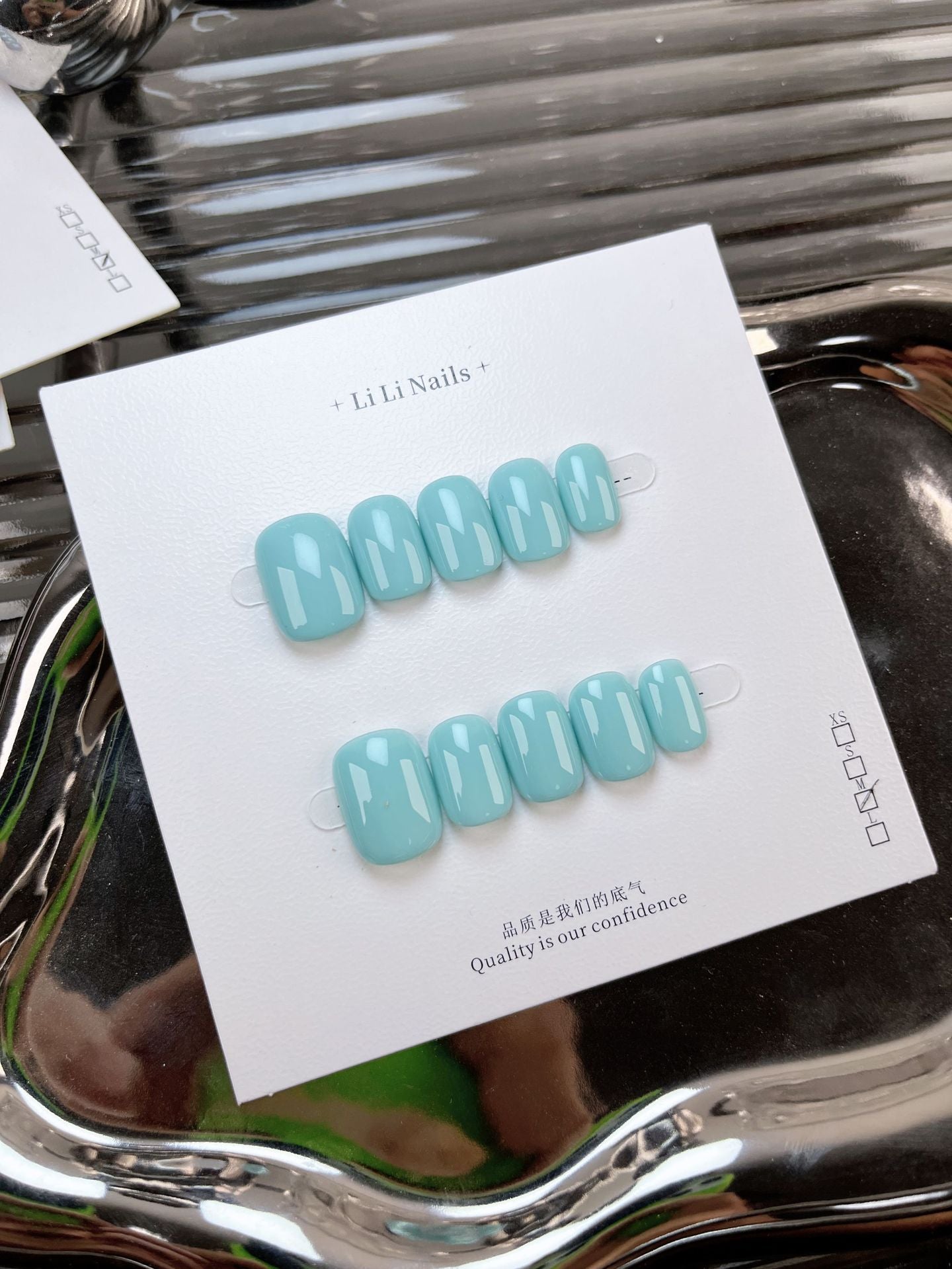 Les essentiels unis — forme ronde courte, mignons — ongles press-on faits main