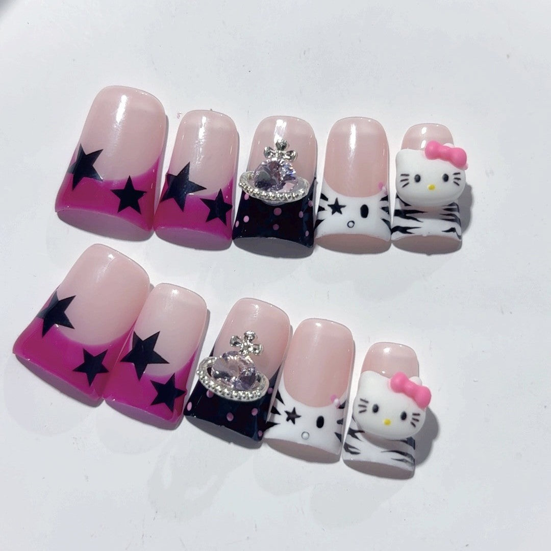 Y2K 龐克萌系：「Hello Kitty 搖滾明星」— 短款 方形 粉紅與黑色 卡通 手工製 穿戴甲