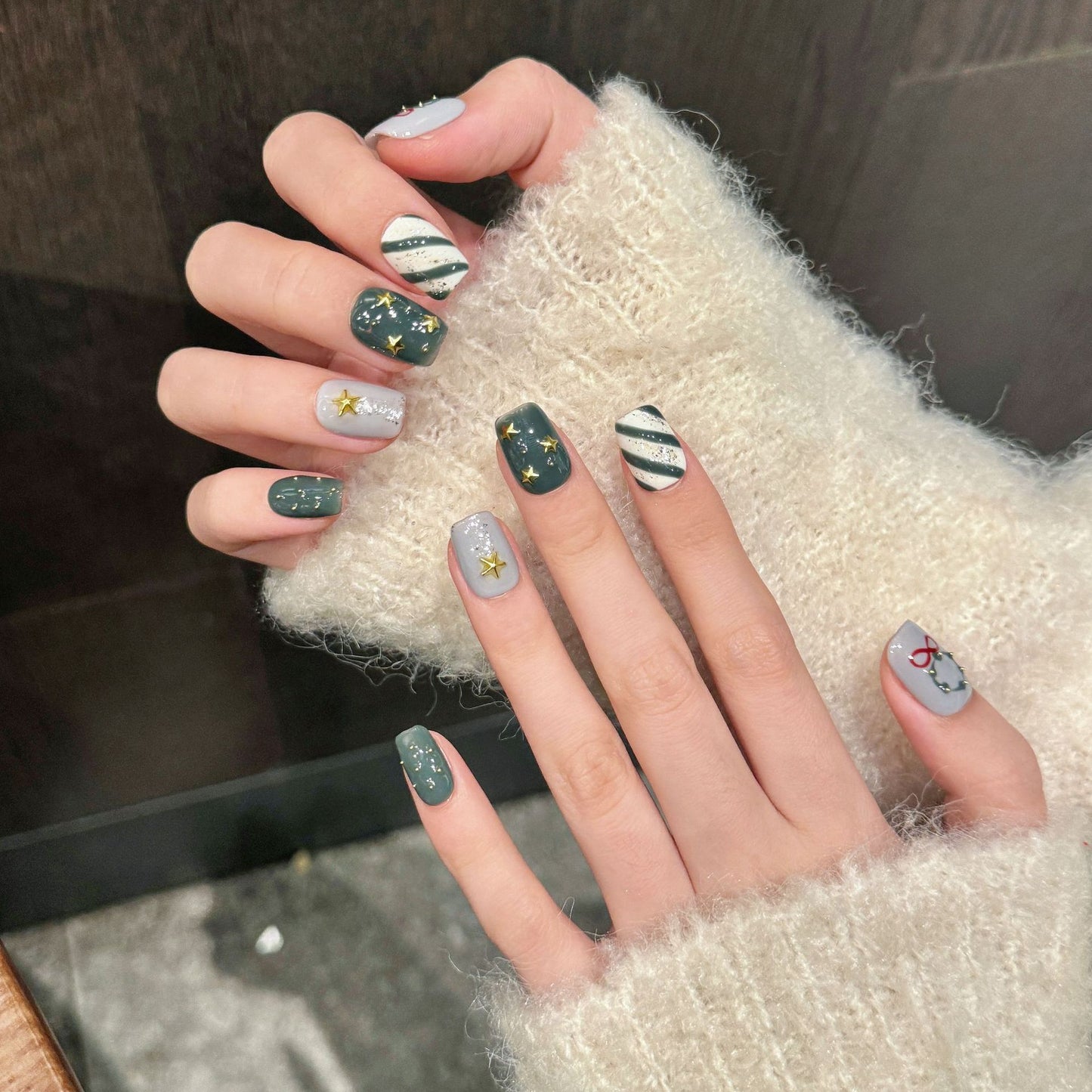 Christmas Wreath & Star Press‑On Nails – Green and Gray Glitter Design