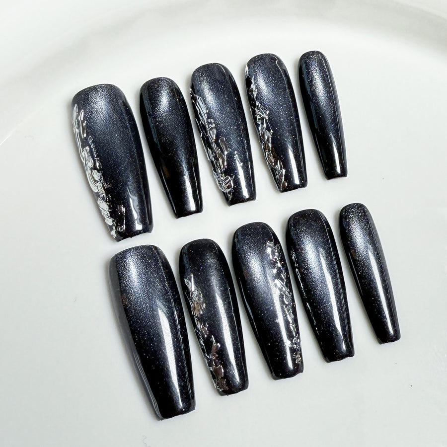 Ongles effet œil-de-chat foncé avec accents métalliques en fusion