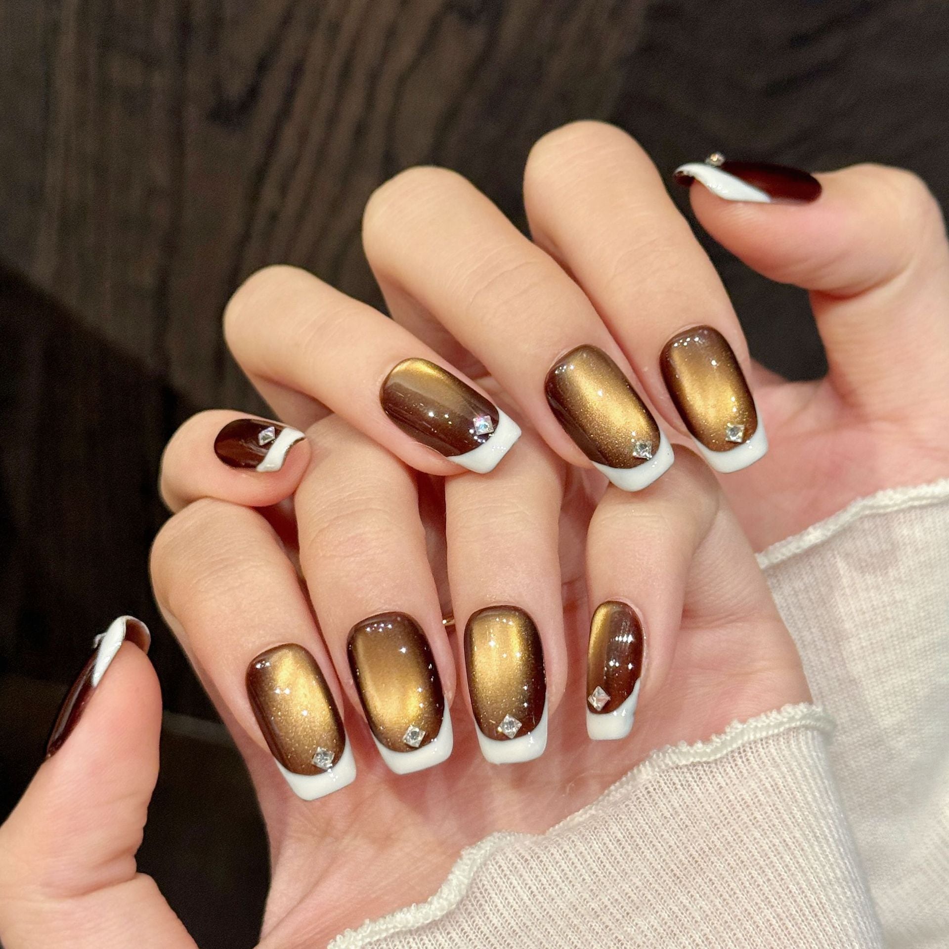 Brown Cat-Eye Diamond Chic Nails