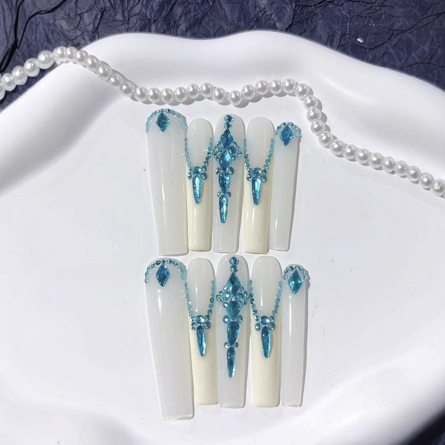 Ongles press-on bleu glacé élégants avec effet goutte en strass