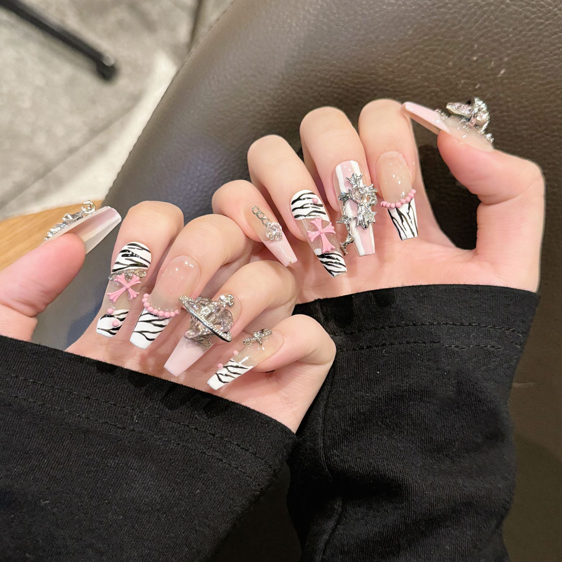 365nails: 핑크 제브라 로얄 – 3D 참 수제 스틸레토형 네일